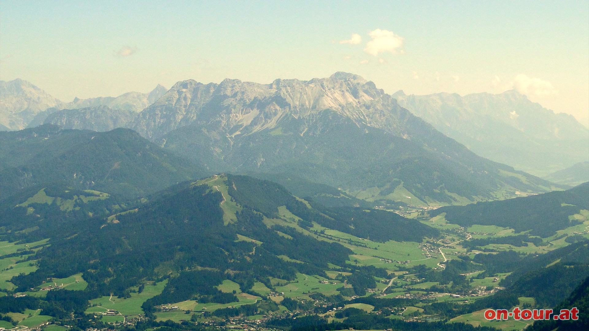 Im Osten die Buchensteinwand, die Leoganger Steinberge, der Hochknig und Hochfilzen-Fieberbrunn im Tal.