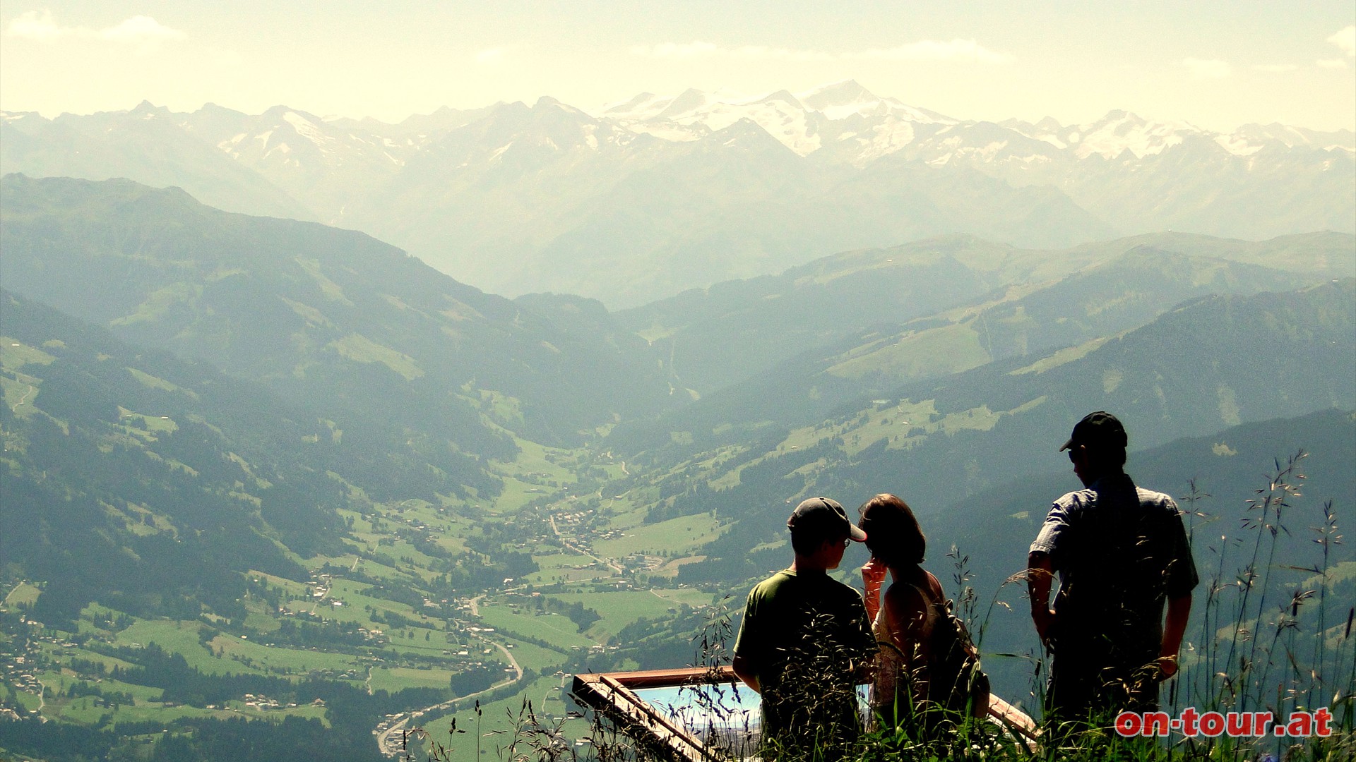 Im Sden der Pass Thurn und dahinter die Grovenedigergruppe. Im Tal Jochberg.