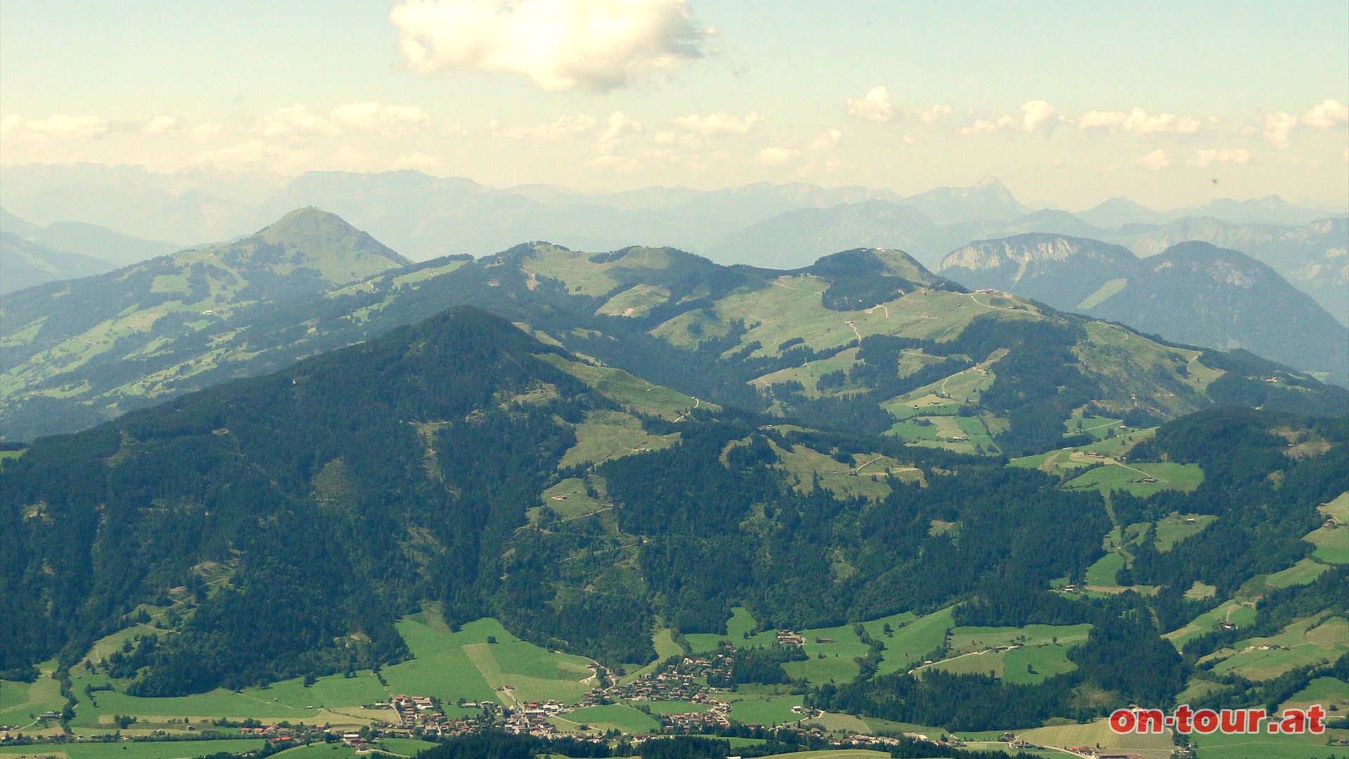 Im Westen die beliebten Ausflugsziele Hohe Salve (links) und der Brandstadl (rechts).