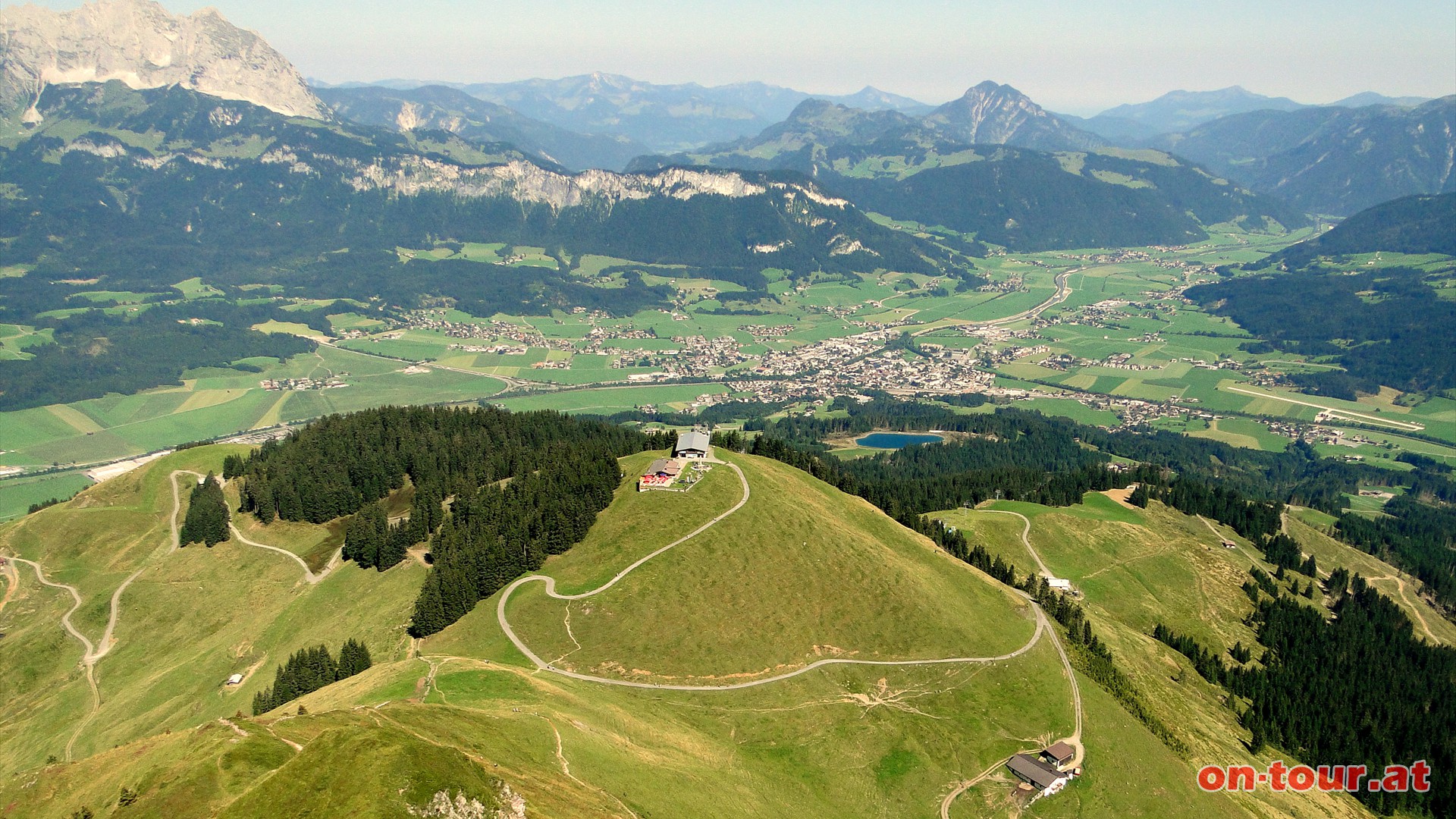 Rckblick zum Harschbichl und hinunter nach St. Johann in Tirol.