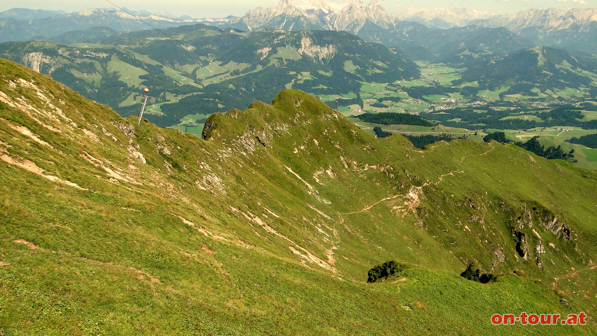 Unterhalb vom Ostgrat verluft der Abstiegssteig teilweise steil bergab.