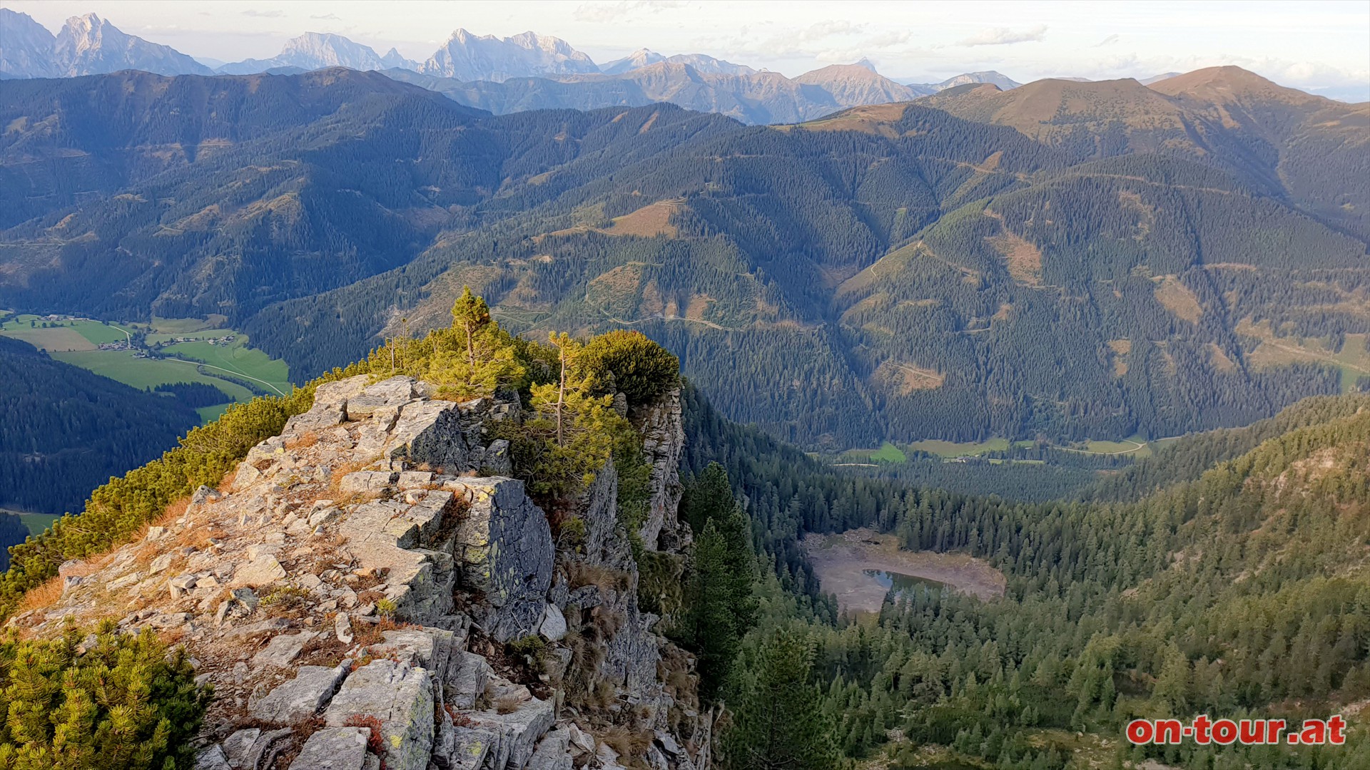 Bei der Wegkehre (sehr steiler) Abstieg ins Eberlkar (optional den Wanderweg weiter zum Triebener Törl und Abstieg über das Bärenbachtal).