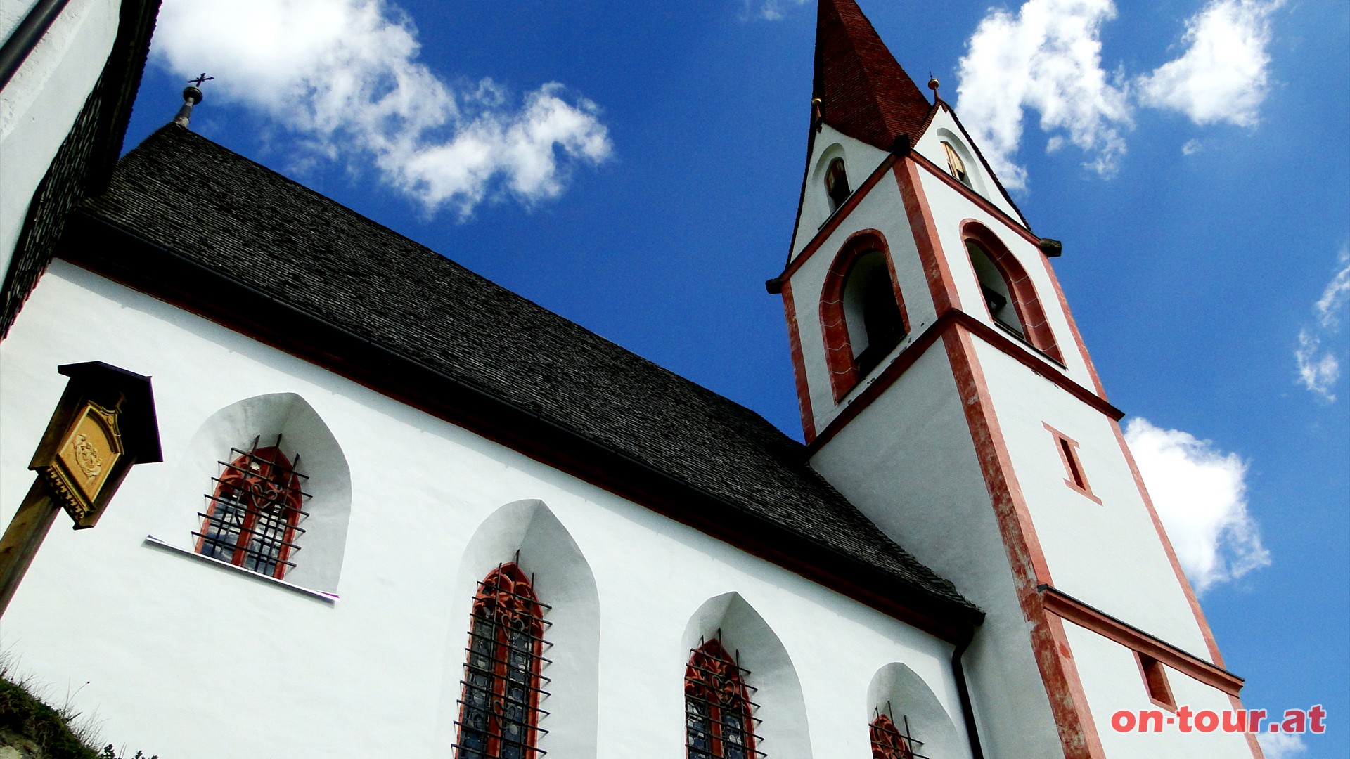 Ausgangspunkt; Sellrain im Sellraintal. Vom Gemeindeamt aus führt der Besinnungsweg bergauf zur spätgotischen Wallfahrtskirche St. Quirin.