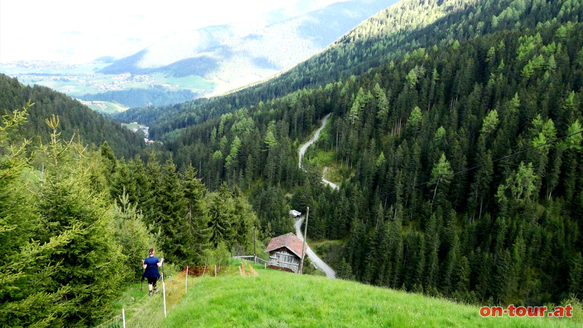 Der weitere Abstieg fhrt ber Forststraen (oder Abzweigpfaden) und Fahrstraen zurck nach St. Quirin und Sellrain.