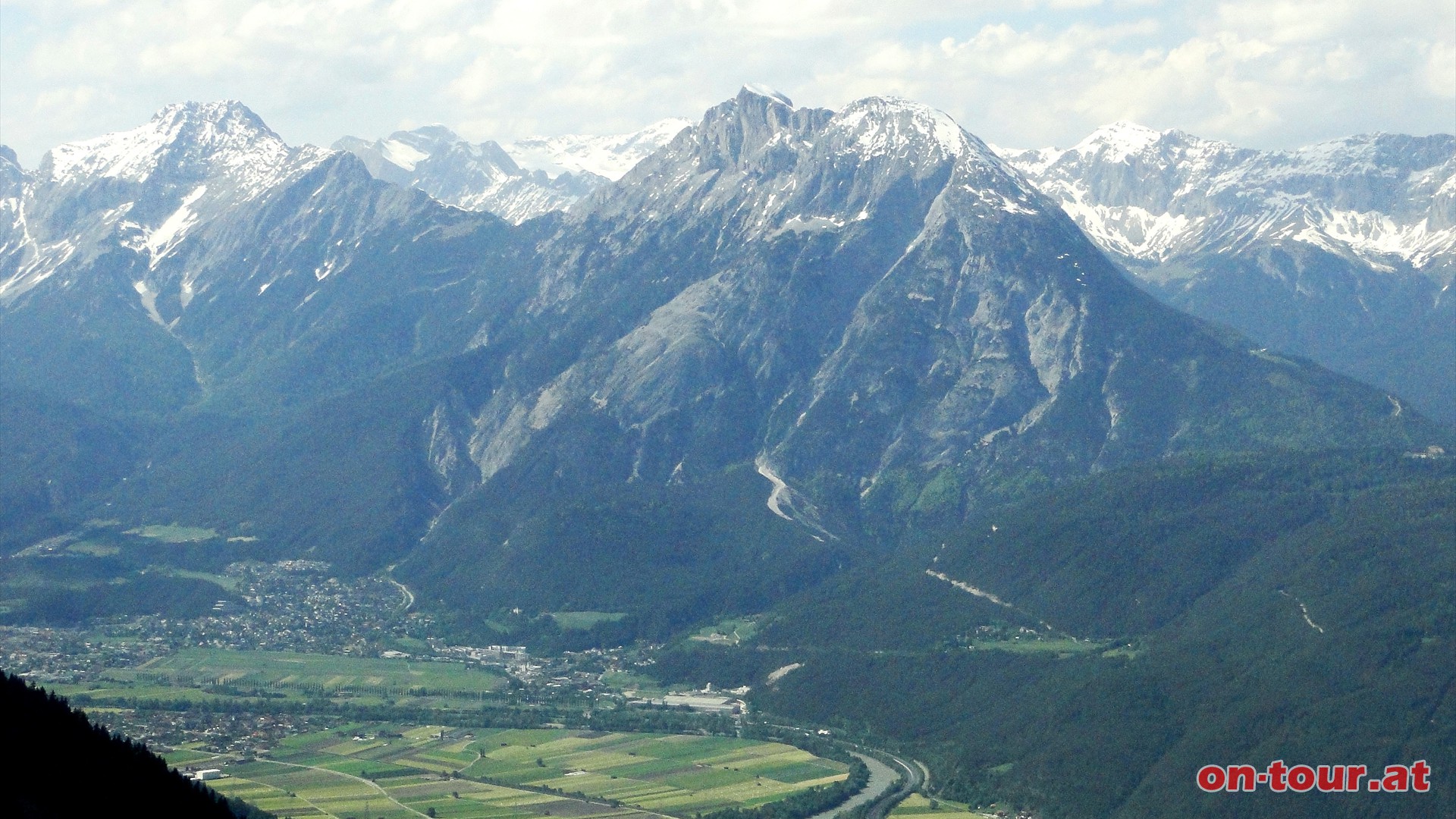 Die Hohe Munde, mit Telfs im Tal, im Nordwesten.