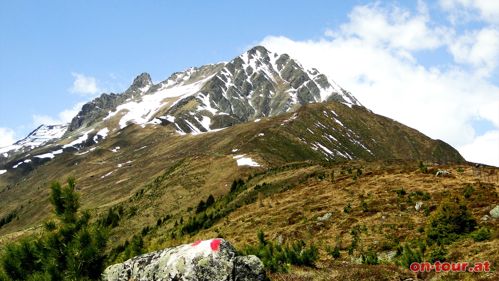 Im Westen zeigt sich nun der 2.642 m hohe Rokogl und davor das Kgele.