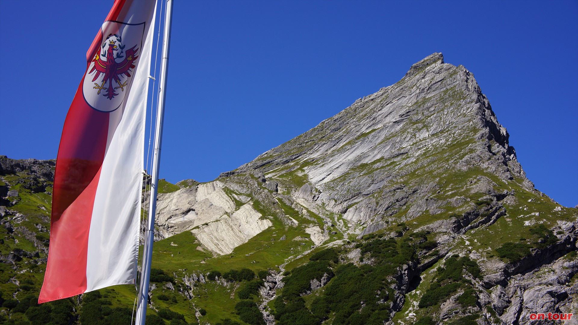 Im Westen glnzt die glatte Sdost-Flanke der stlichen Plattigspitze.