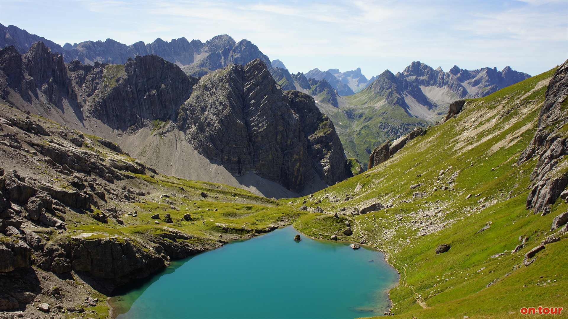 Im Westen, unterhalb vom Gufelseejoch, liegt der malerische Gufelsee.