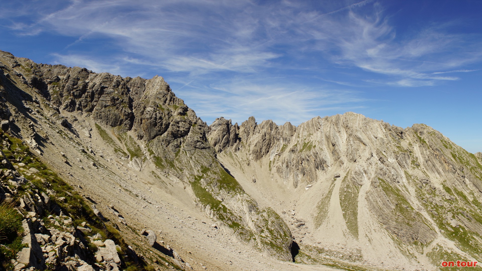 Aufstieg auf die Kogelseespitze: Nordostgrat der Kogelseespitze (li.) und Plattigspitzen (re.).