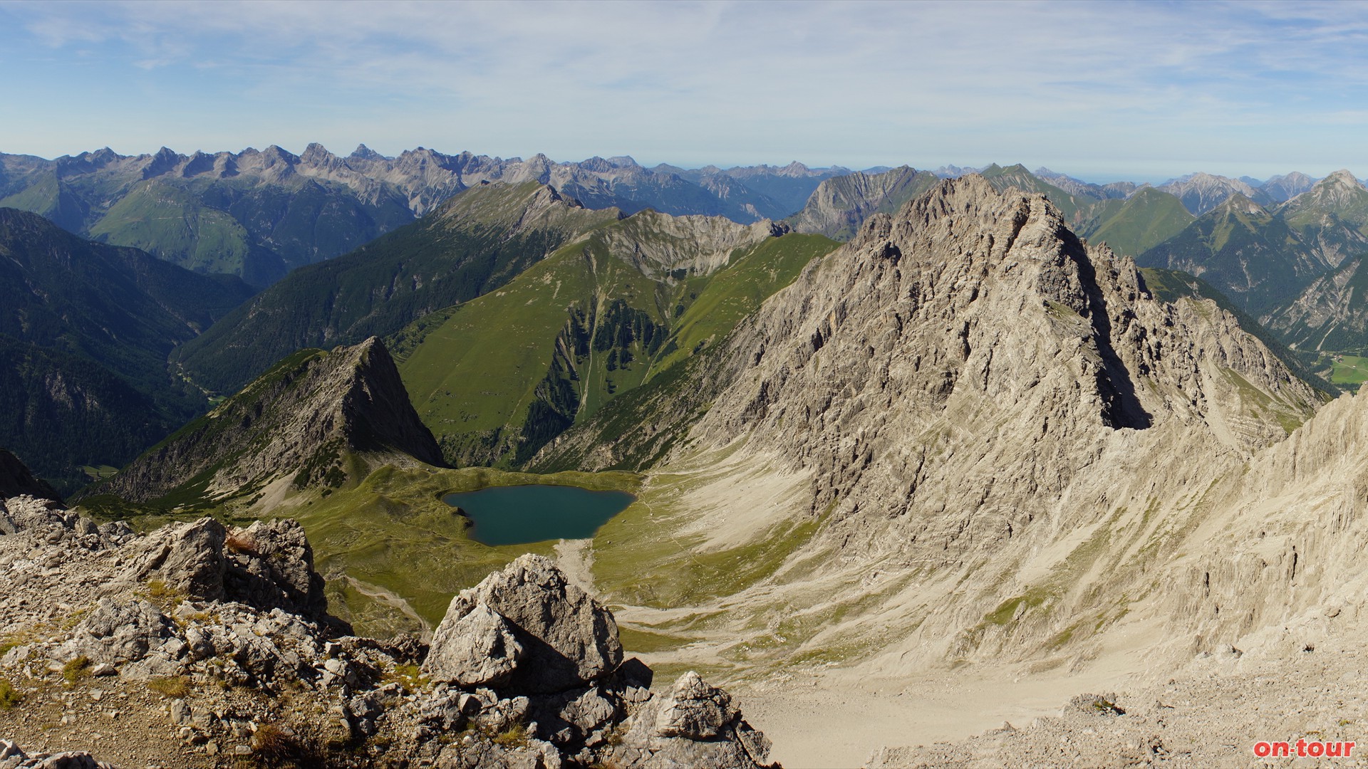 Im Nordwesten der Kogelsee, die Lechtaler und dahinter die Allguer Alpen.