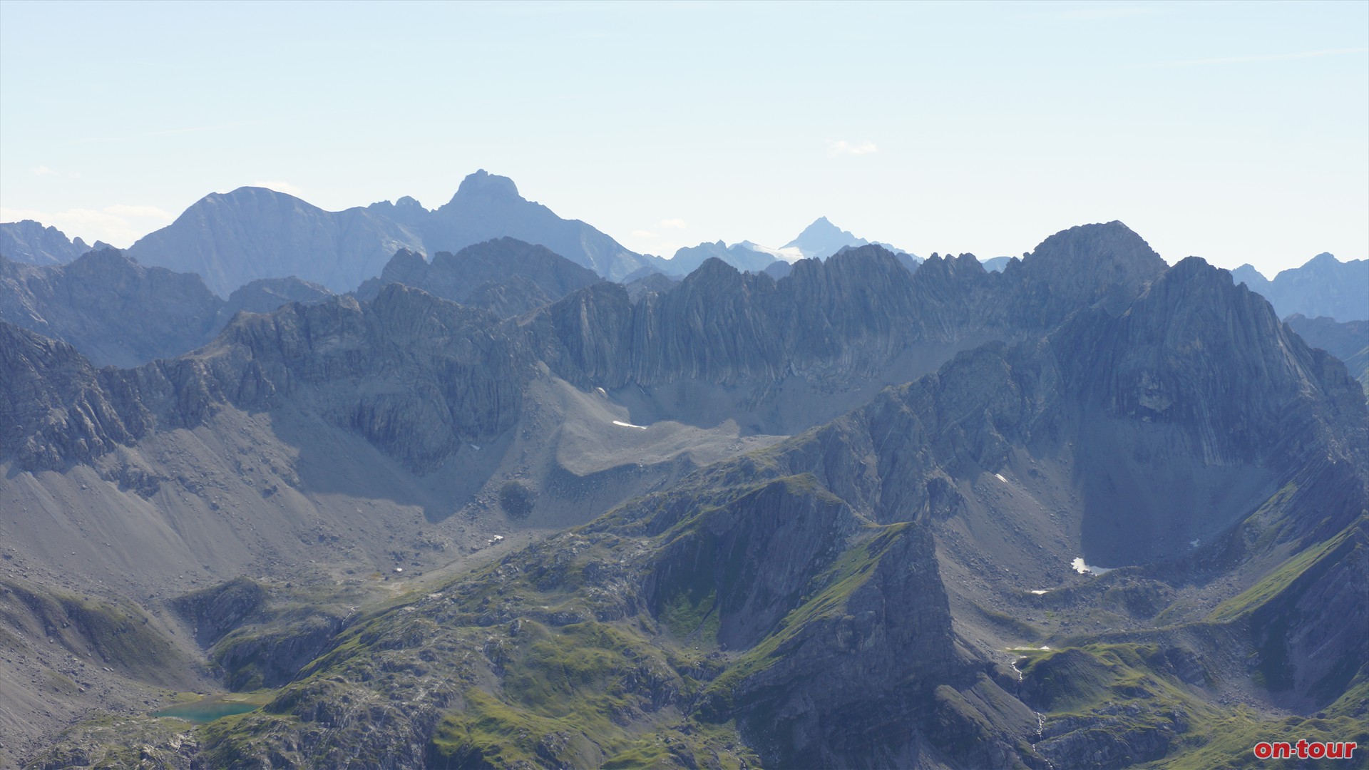  der Parseierspitze (li.). Rechts davon ragt der Hohe Riffler - bereits Verwallgruppe - empor.