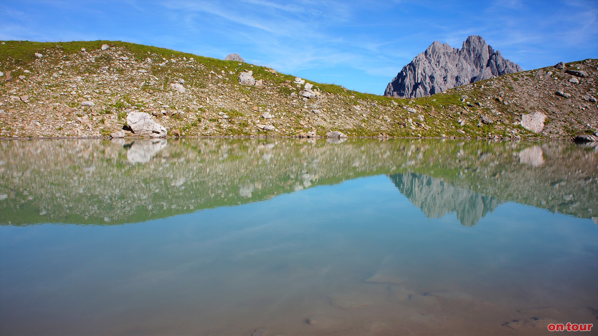 Vor dem Aufstieg zum Gufelseejoch wandern wir noch zum wasserreicheren oberen Parzinnsee (Abzweig nach Gramais) mit Blick zur Dremelspitze.