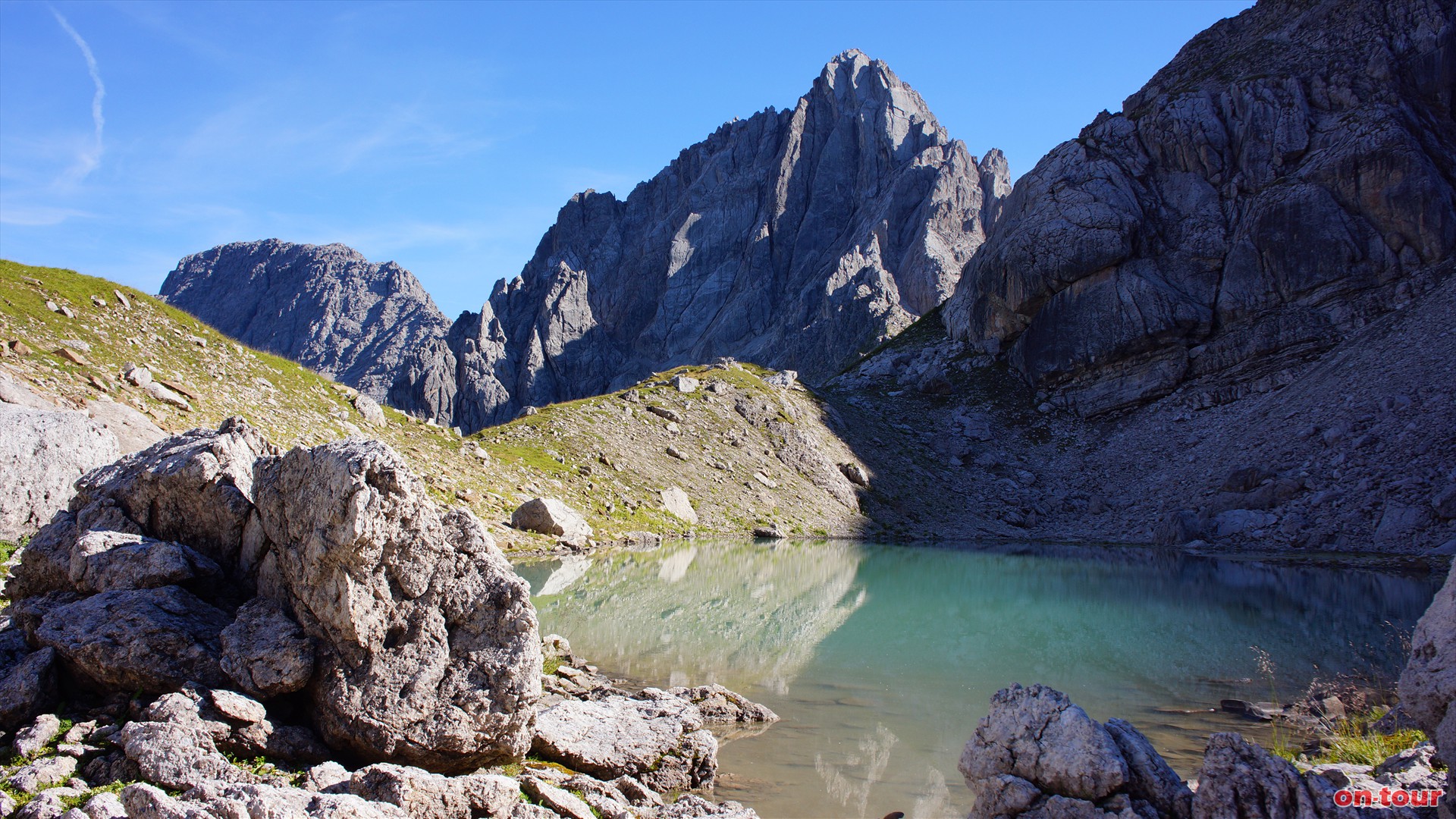 Idyllisches Pausenpltzchen: Der obere Parzinnsee, dahinter die Parzinnspitze. Nun aber wieder zurck zum Abzweig und weiter Richtung Kogelseespitze.
