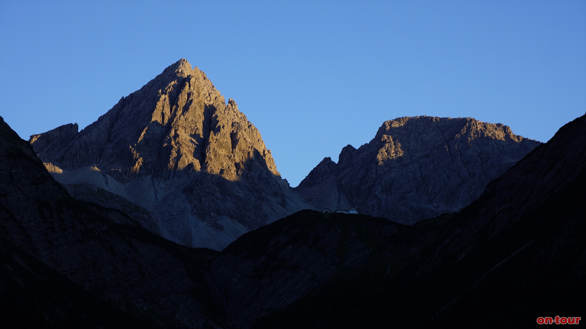 Abstieg ber die Aufstiegsroute. Rckblick zur Hanauer Htte in der Goldenen Stunde. 