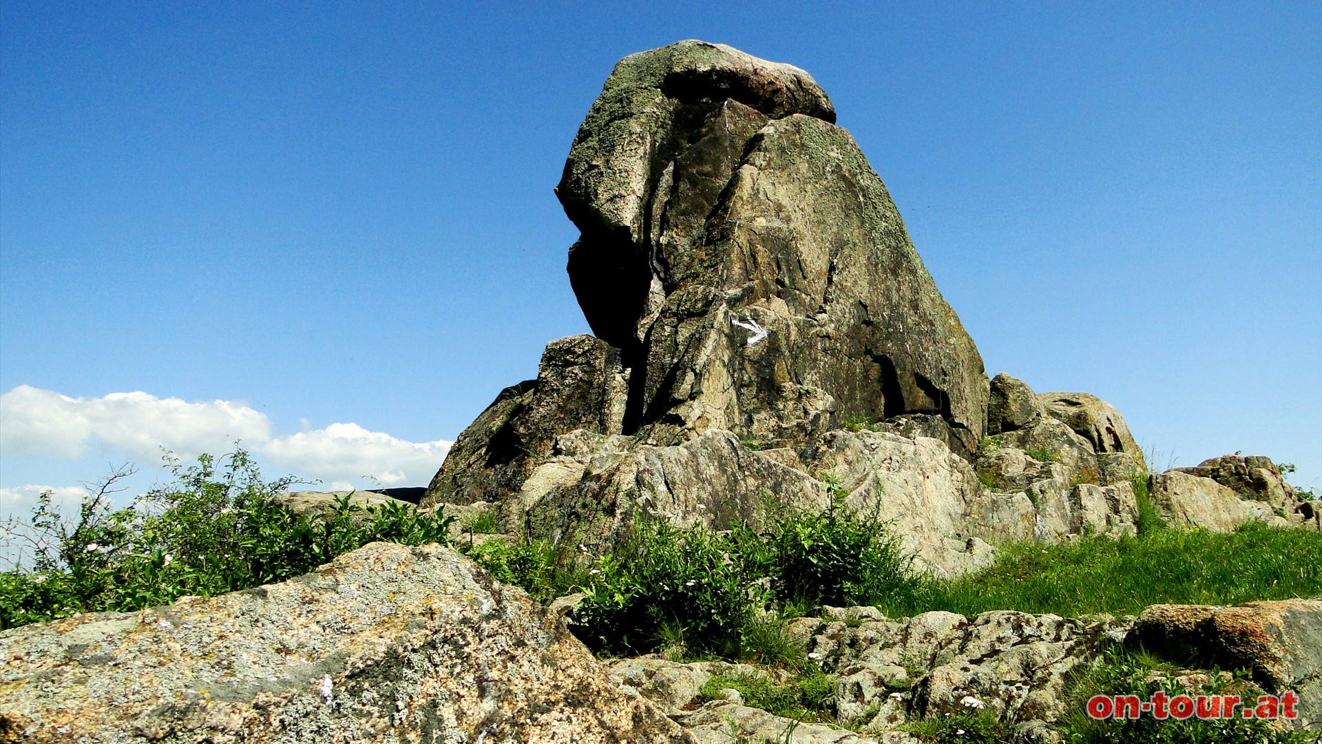 Nur wenige Meter weiter steht der imposante Venusstein direkt am Gipfel.