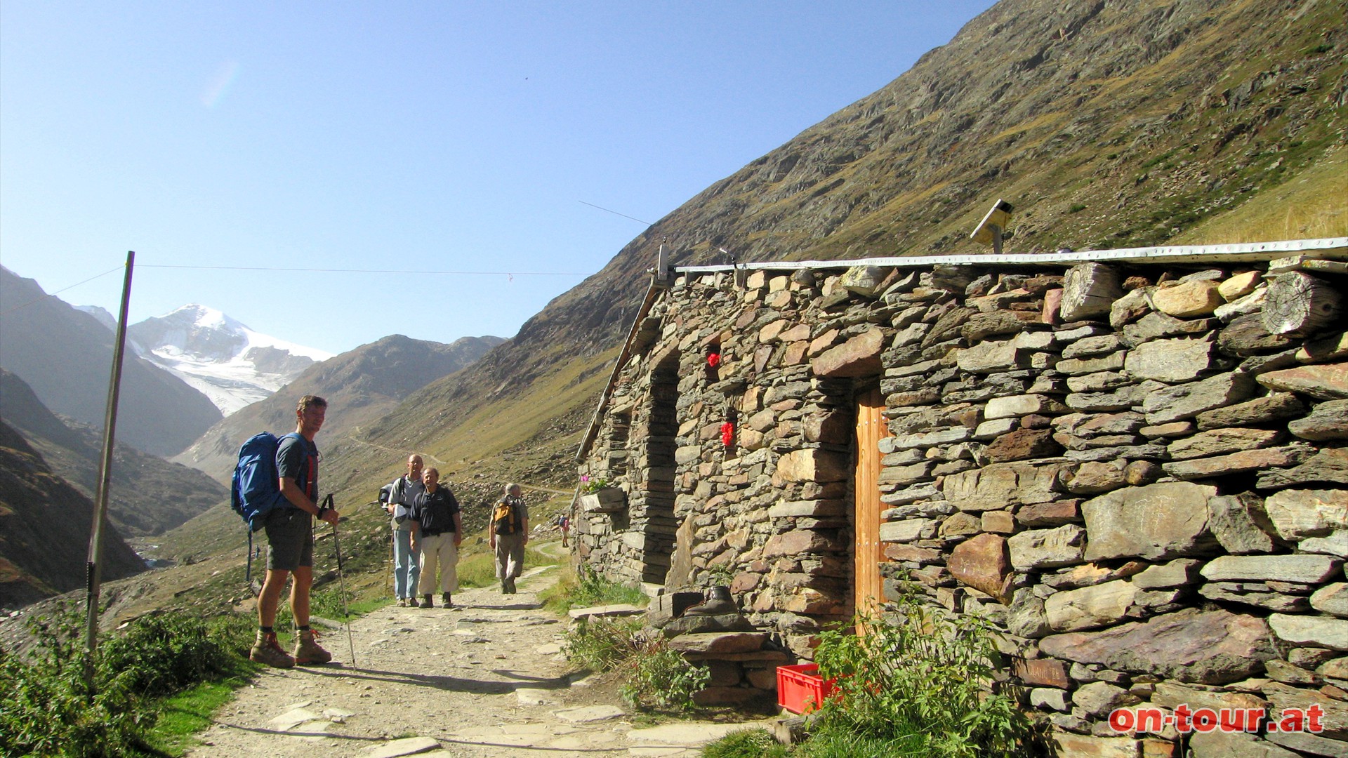 Am Weg die, wunderbar harmonisch in die Landschaft integrierte, Schferhtte.