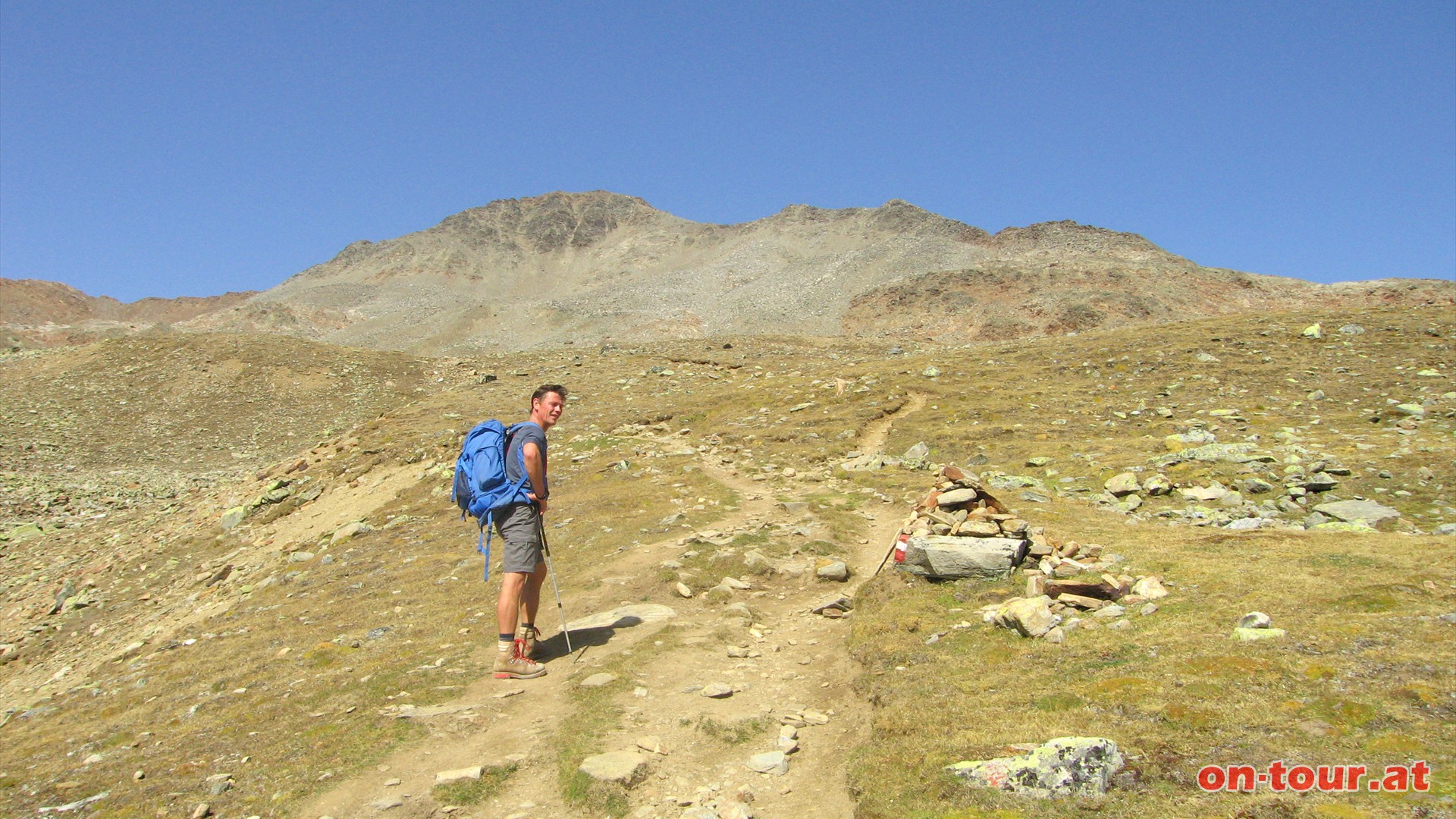 ber den gut markierten, teilweise steilen und serpentinenreichen Weg geht es bergauf.