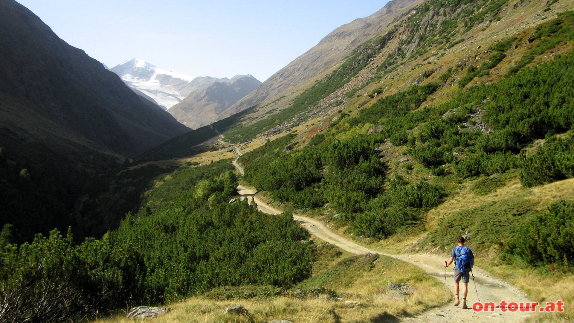 Im Hintergrund zeigt sich der 3.599 m hohe Similaun.