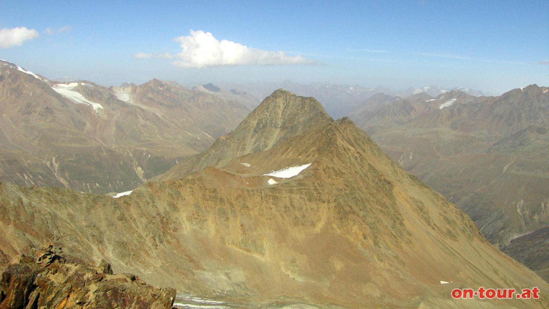 Im Nordosten liegt die 3.406 m hohe Talleitspitze.