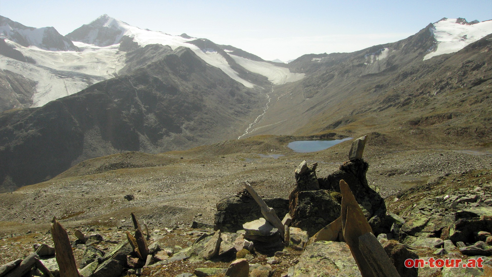 Im Sden der Brizzi See, der Marzellkamm (links Mitte) und der Similaun (links oben).