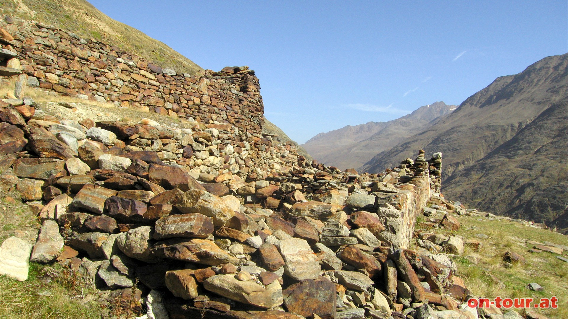 Kurz nach der neuen Htte befindet sich eine alte - die verfallene Samoar Htte.