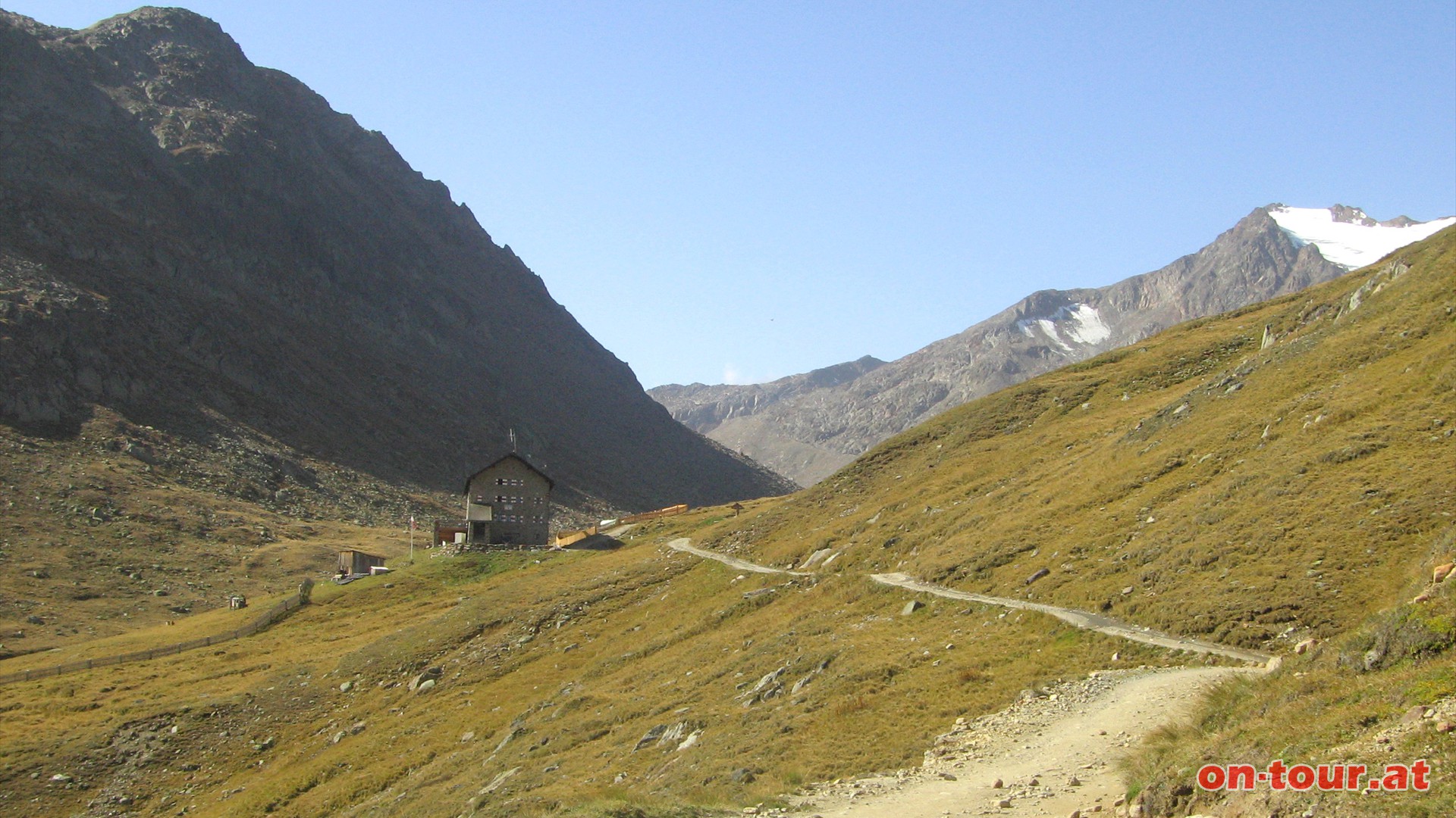 Nach 2-3 Std. erreicht man die Martin Busch Htte. Nordwestlich, rechts weiter.