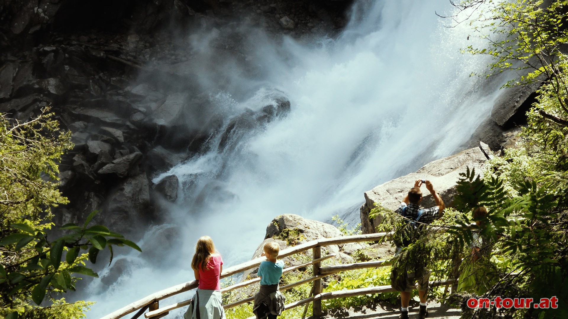 ber 390 Hhenmeter fhrt der Wasserfallweg an den dreistufigen Fllen entlang.