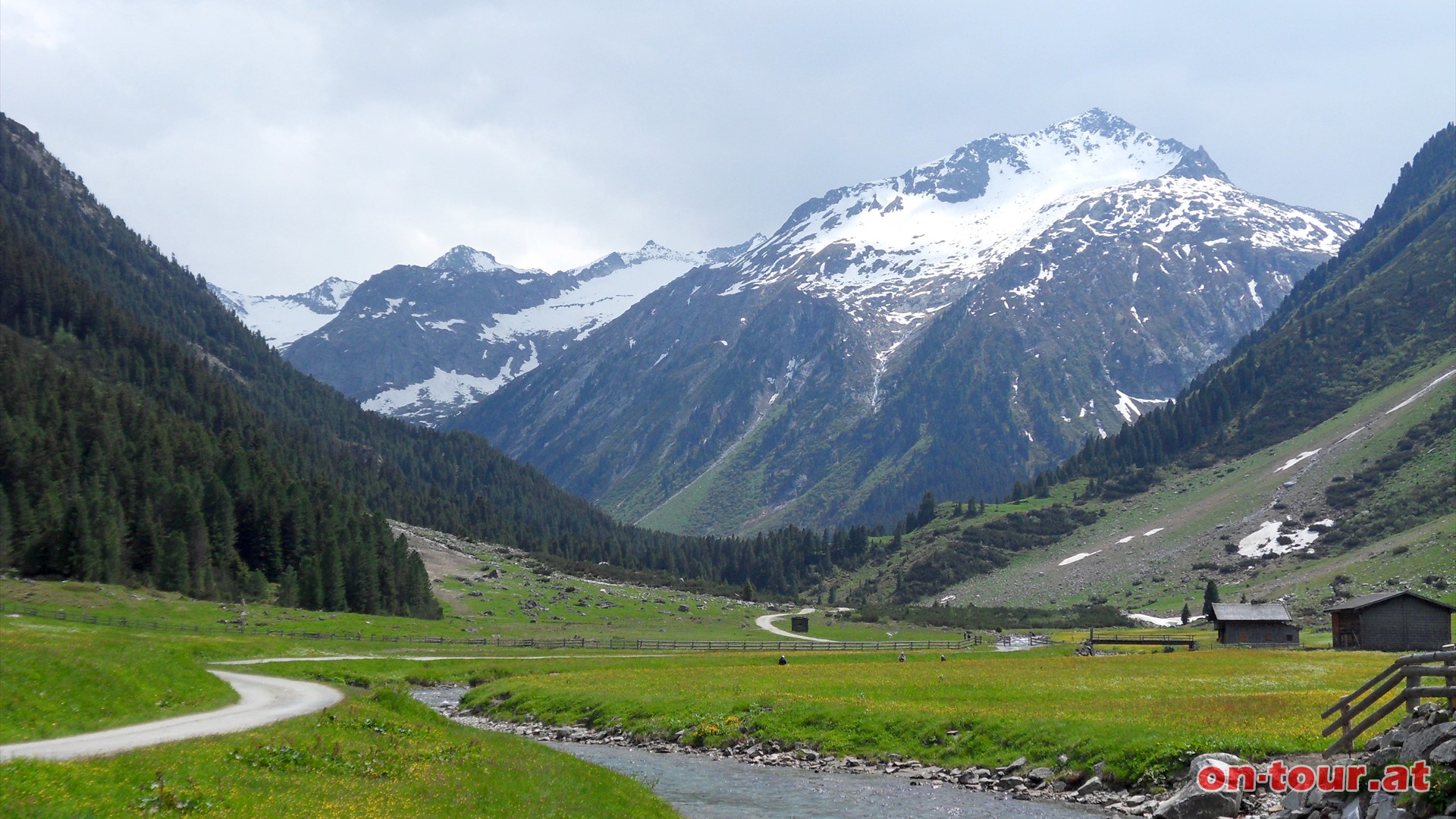 Im Sden erhebt sich der 2.750 m hohe Schlachtertauern.