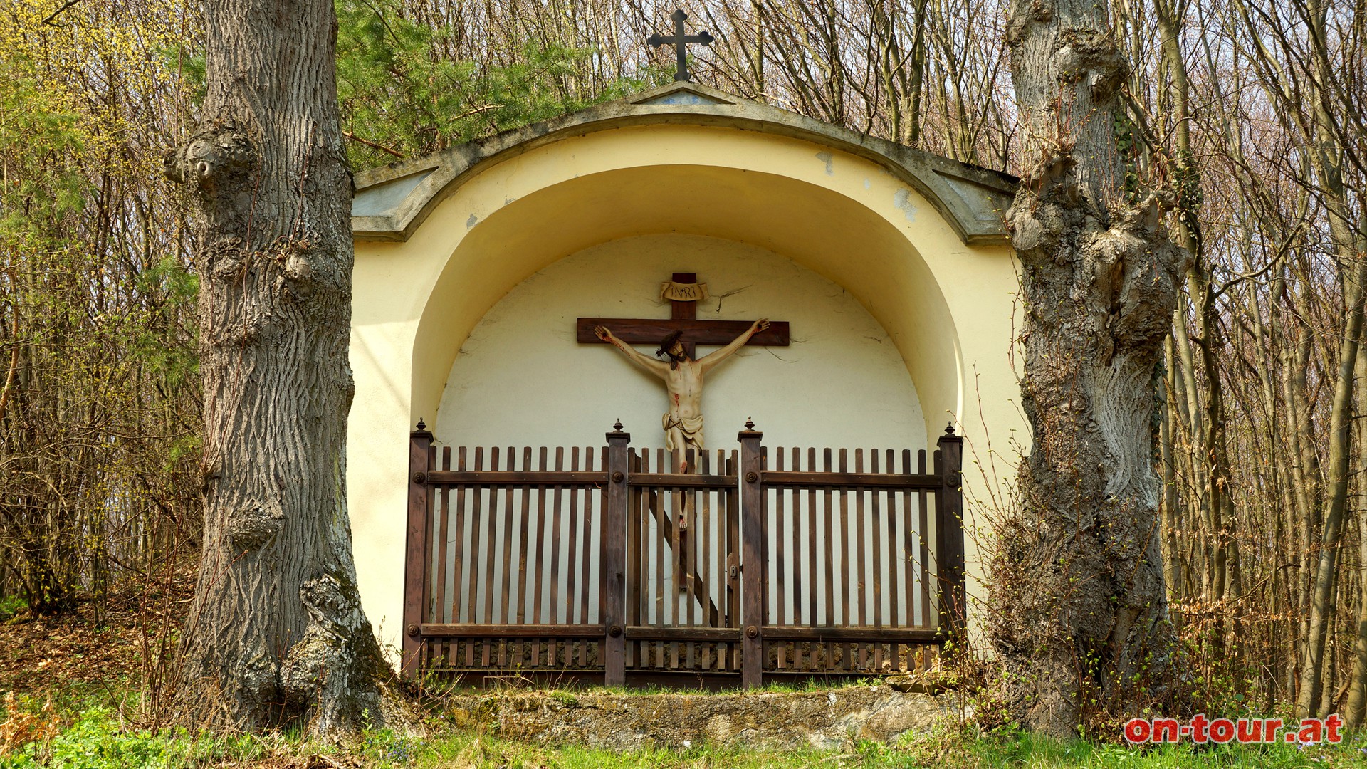  ..... -Schcherkreuz-. Ein Mrder soll das Holzkreuz nach der Tat hier reumtig aufgestellt haben.