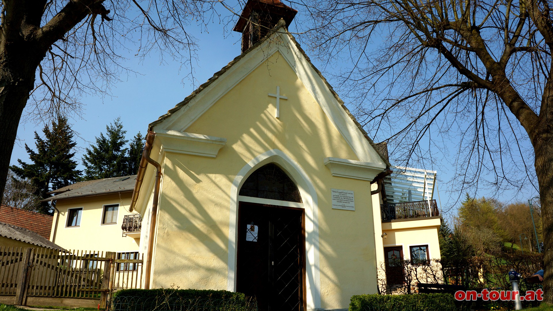 Bei der -Schmerzhaften Muttergottes Kapelle- in Preinsfeld biegen wir links ab und folgen der blauen Markierung in nrdlicher Richtung.