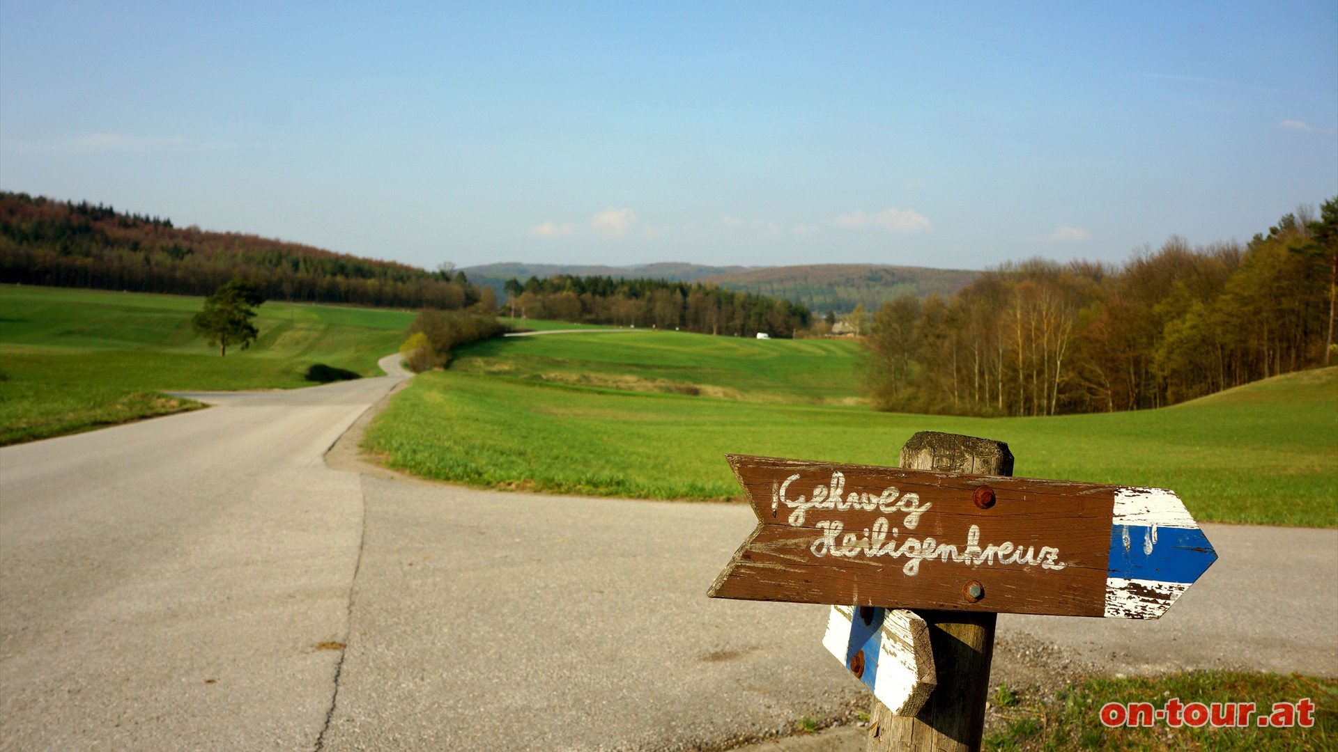 Beim markierten Gehwegabzweig nach Heiligenkreuz rechts.