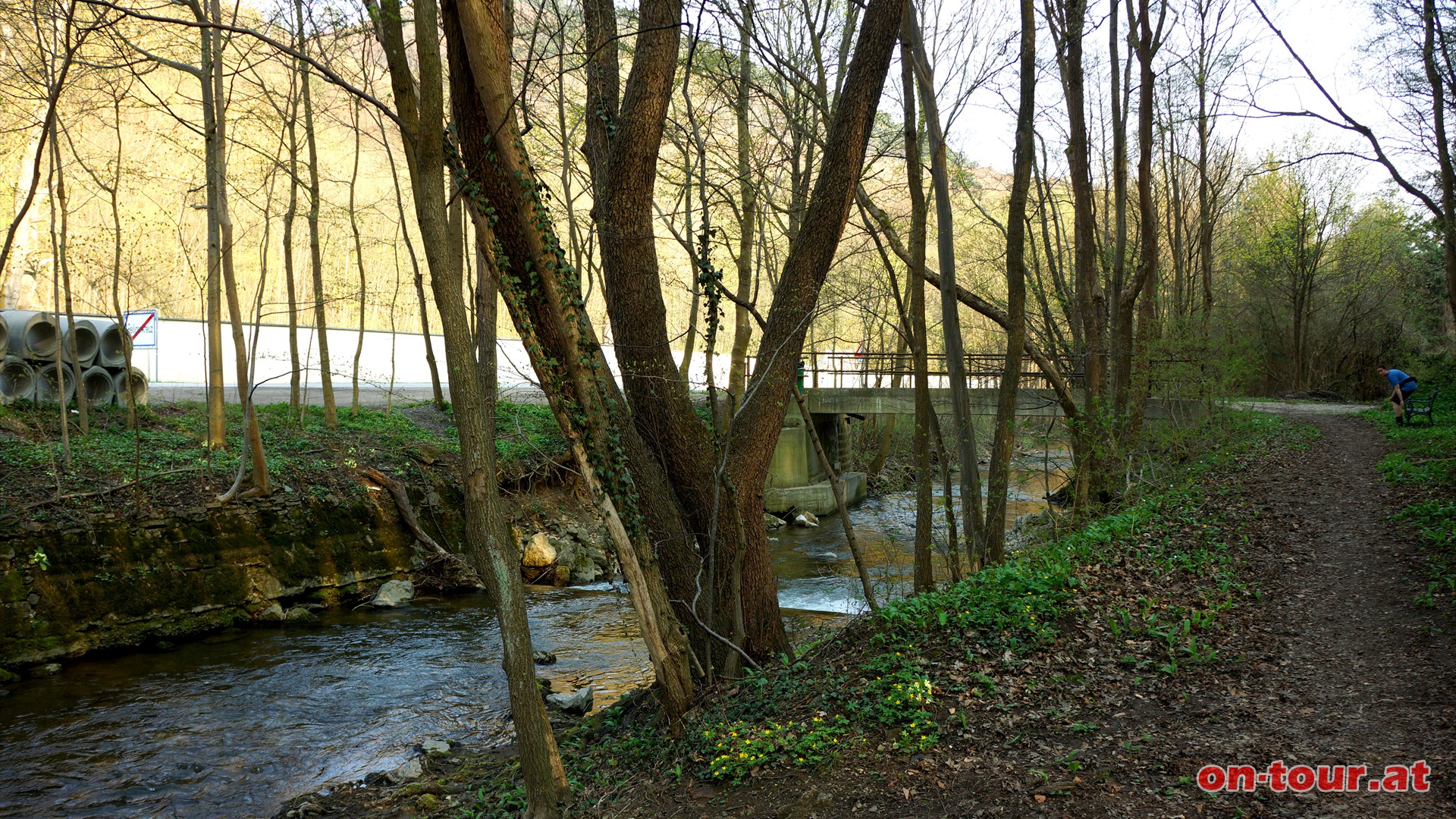 Beim Sattelbach angekommen noch ber die Brcke und links zurck  ......