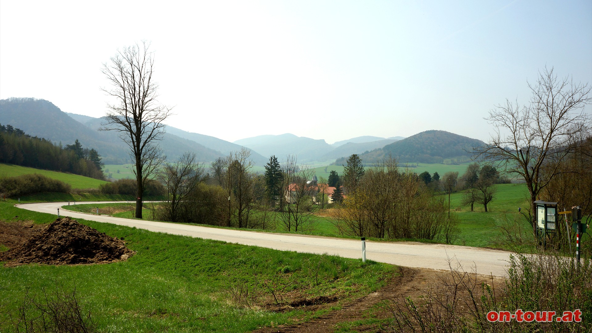 Bergab und bei der Wegkreuzung nach dem Wald weiter nach Mayerling hinunter.