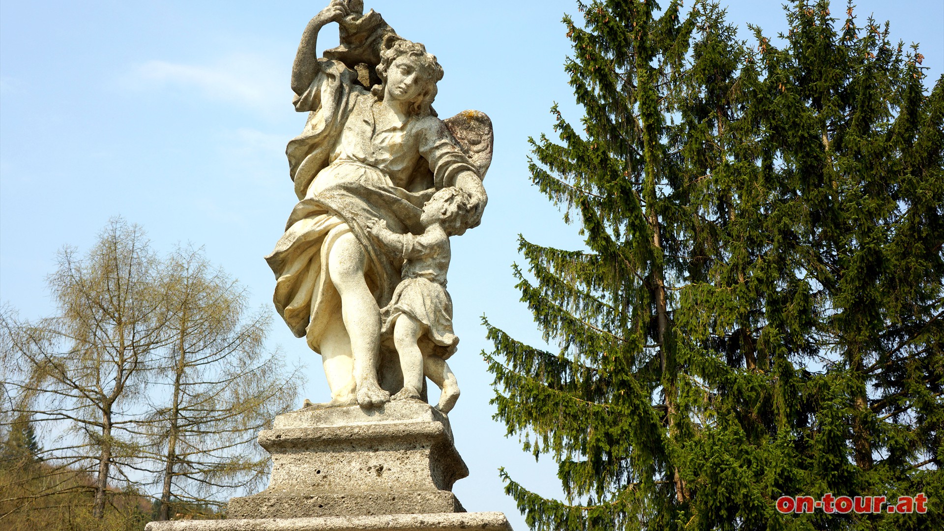 Direkt an der Strae, unweit vom Schttkasten, steht eine Steinsule mit einem Schutzengel aus dem Jahr 1720.