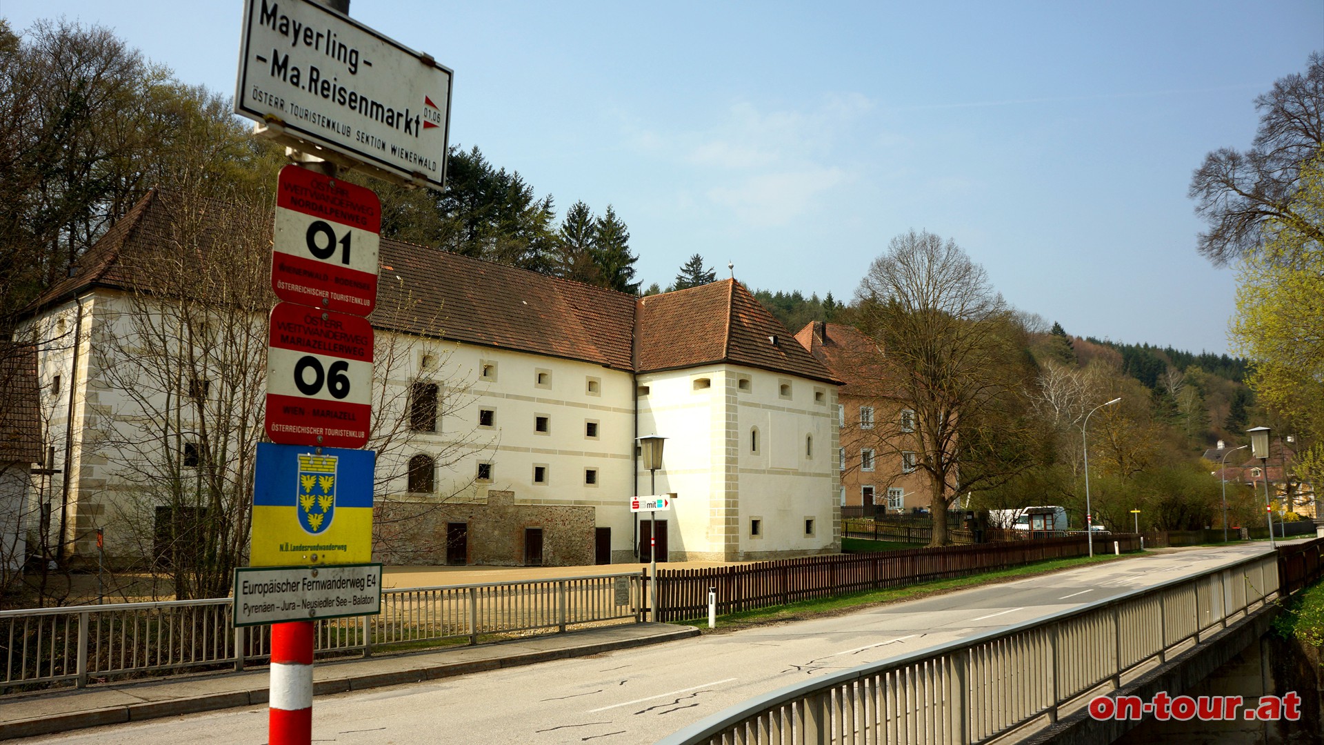 Im Anschluss wieder zurück zum Kloster, durch die Anlage bis zur Straße und, außerhalb der Stiftsmauern, dem rot markierten Weg nach Mayerling folgen.