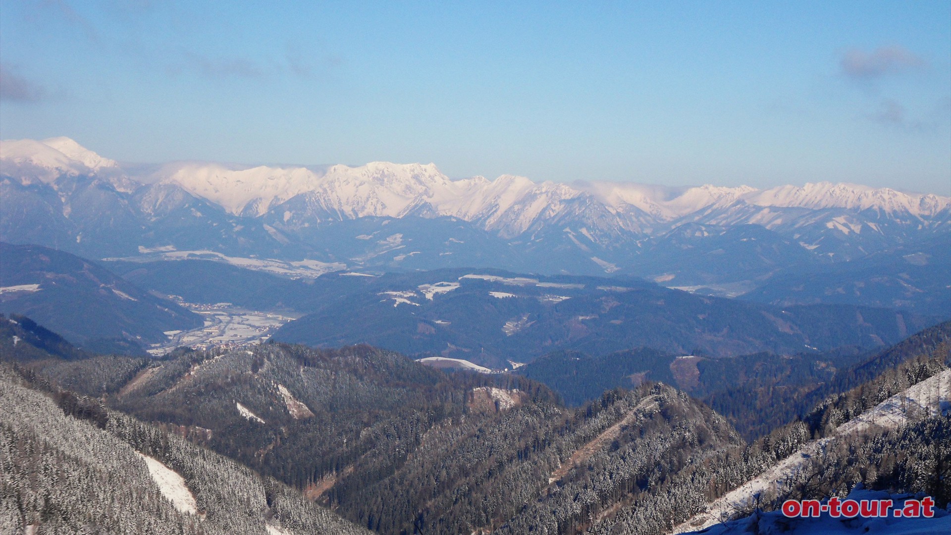 Bald öffnet sich der Wald. Im Tal St. Michael (links). Dahinter die Eisenerzer Alpen (li.) und die Hochschwabgruppe (re.).