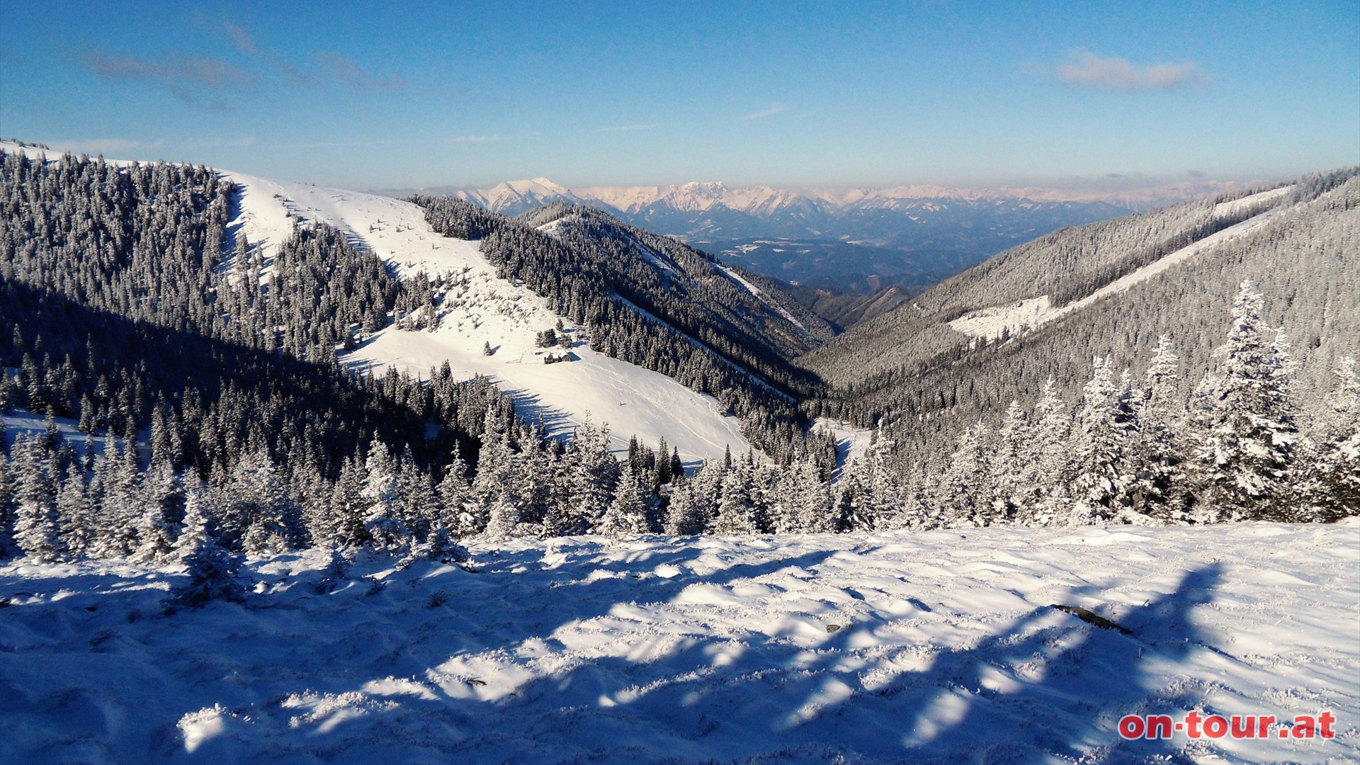 Blick zur Abfahrtsroute ber die Zechneralm bis hinunter in den Weitentalgraben.