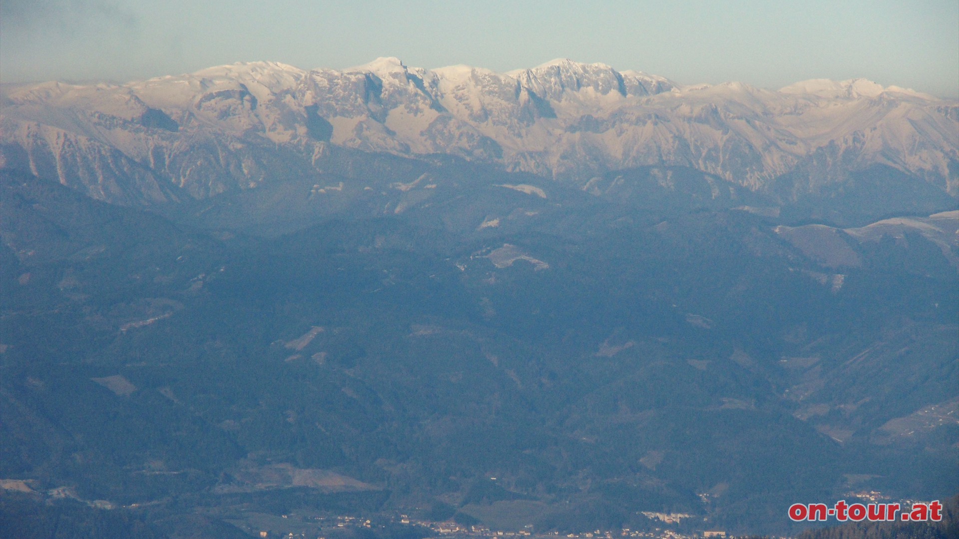 Die Hochschwabgruppe im Norden mit dem Zagelkogel und dem Schwabengipfel. Im Tal liegt Leoben.