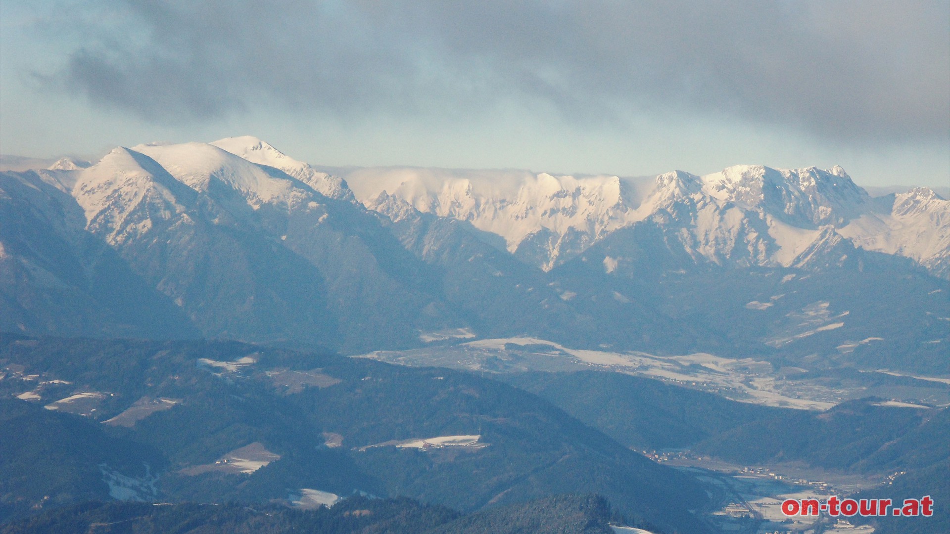 Im NW erheben sich das Geck (li.) und der Eisenerzer Reichenstein (re.).