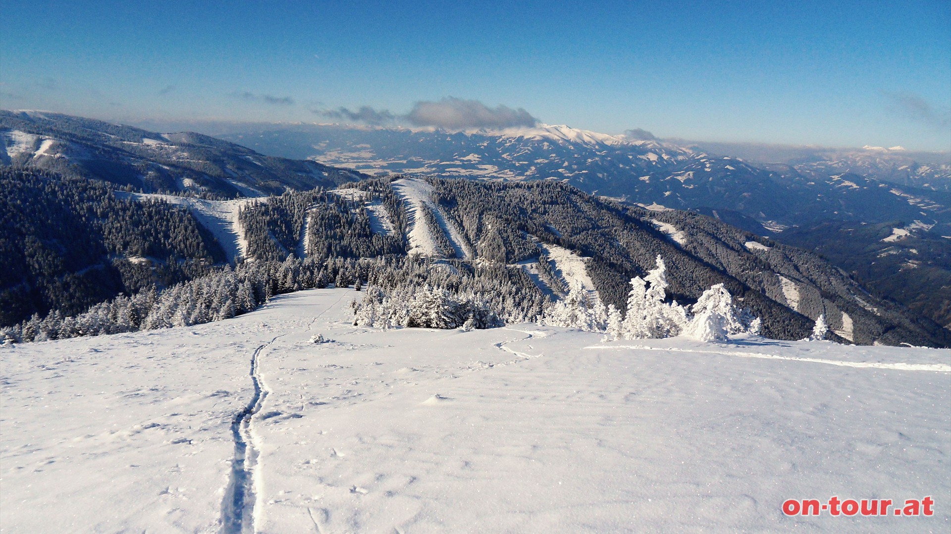 Rckblick nach Westen. Die Seckauer Tauern dominieren den Hintergrund.