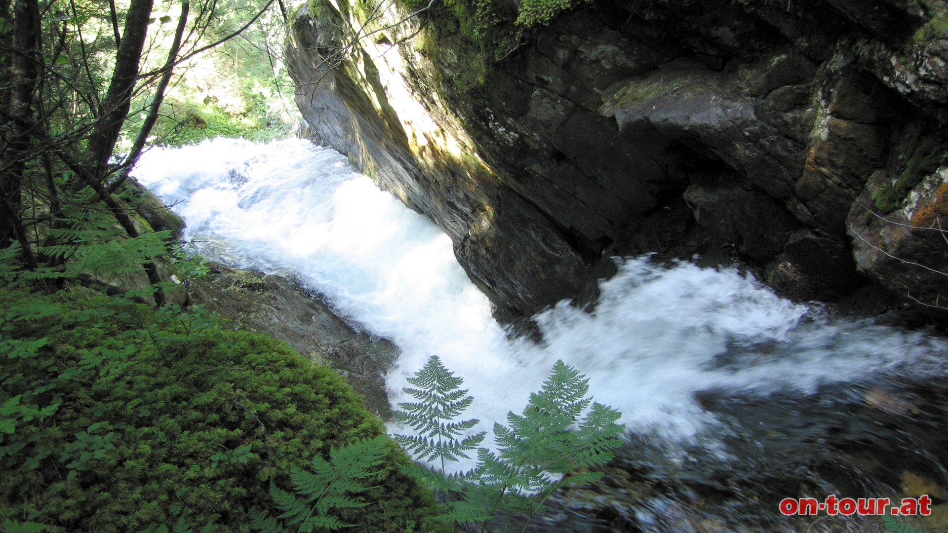 Temperamentvoller Landschitzbach mit Wasserfall.