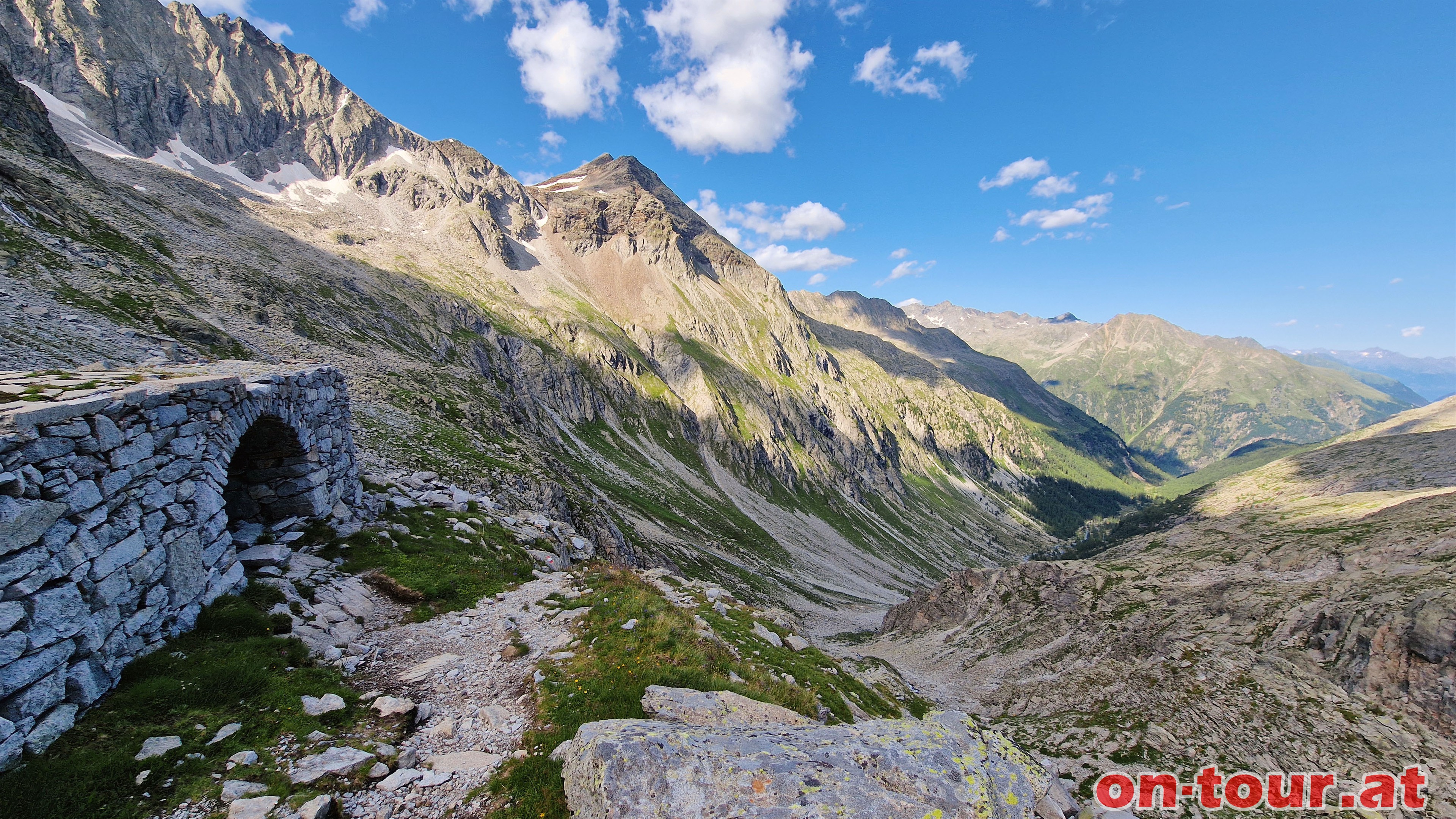 Abstieg ins Patscher Tal.