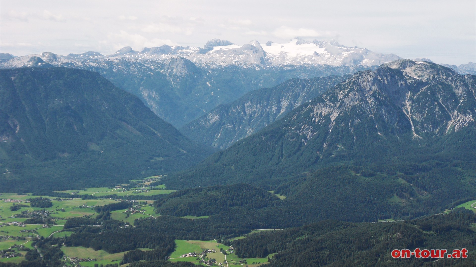 ..... die mchtige Dachstein-Hochflche. Rechts der Hohe Sarstein.