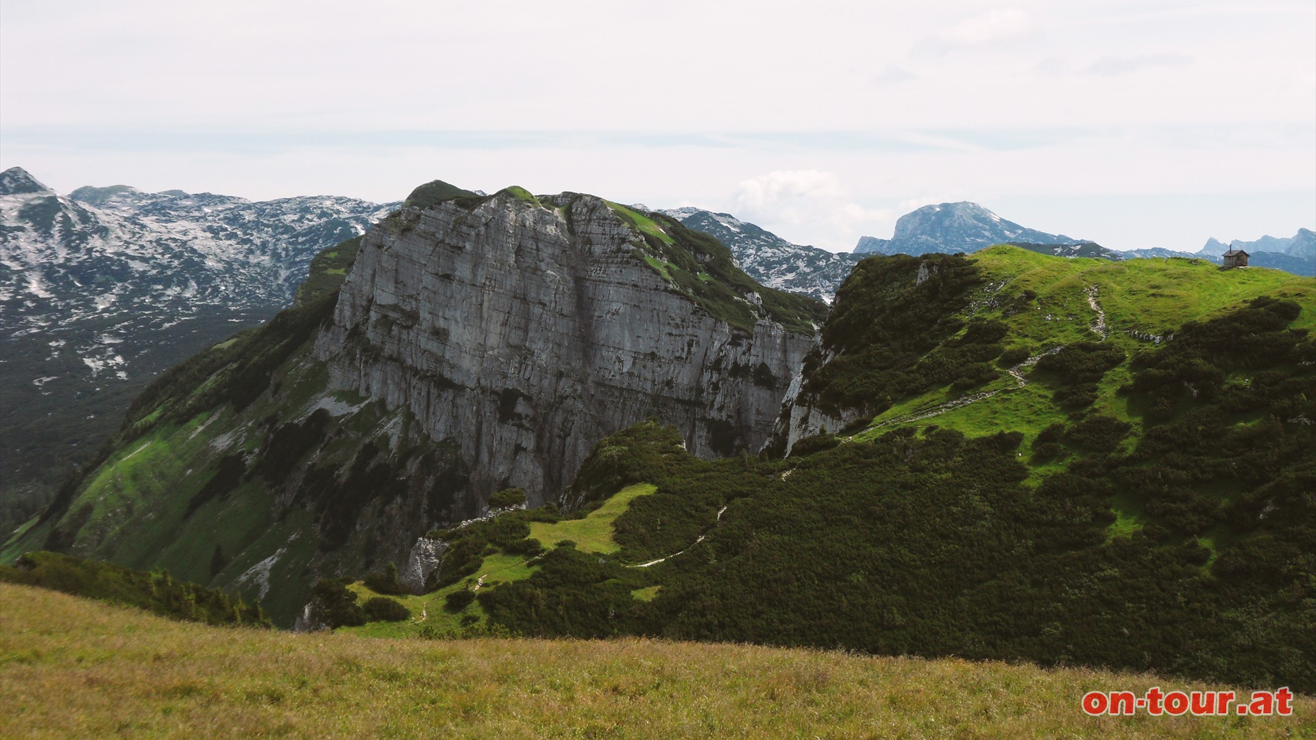 Im Nordosten dominieren die Greimut-Westwand und ...