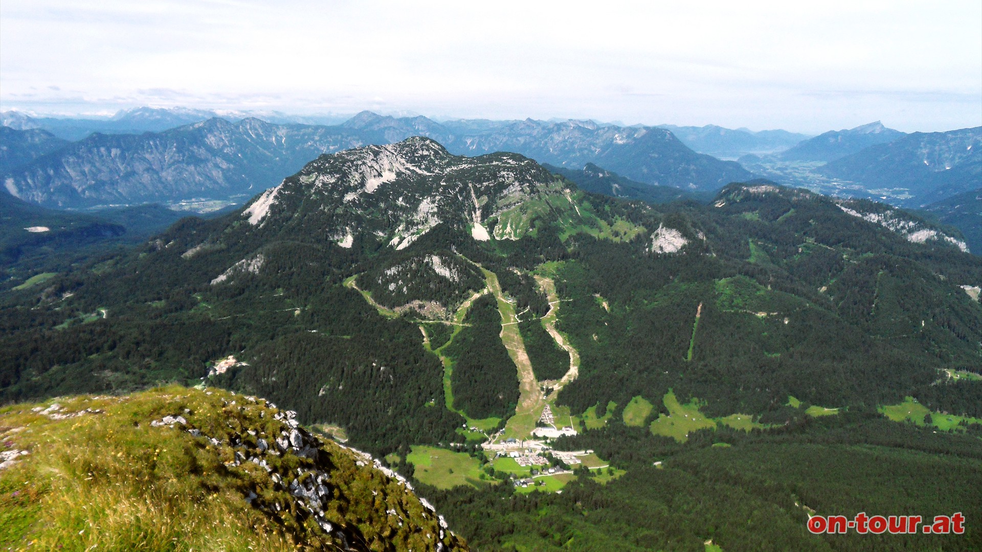 Im Westen der Sandling (Mitte) und rechts hinten der Wolfgangsee mit dem Schafberg.