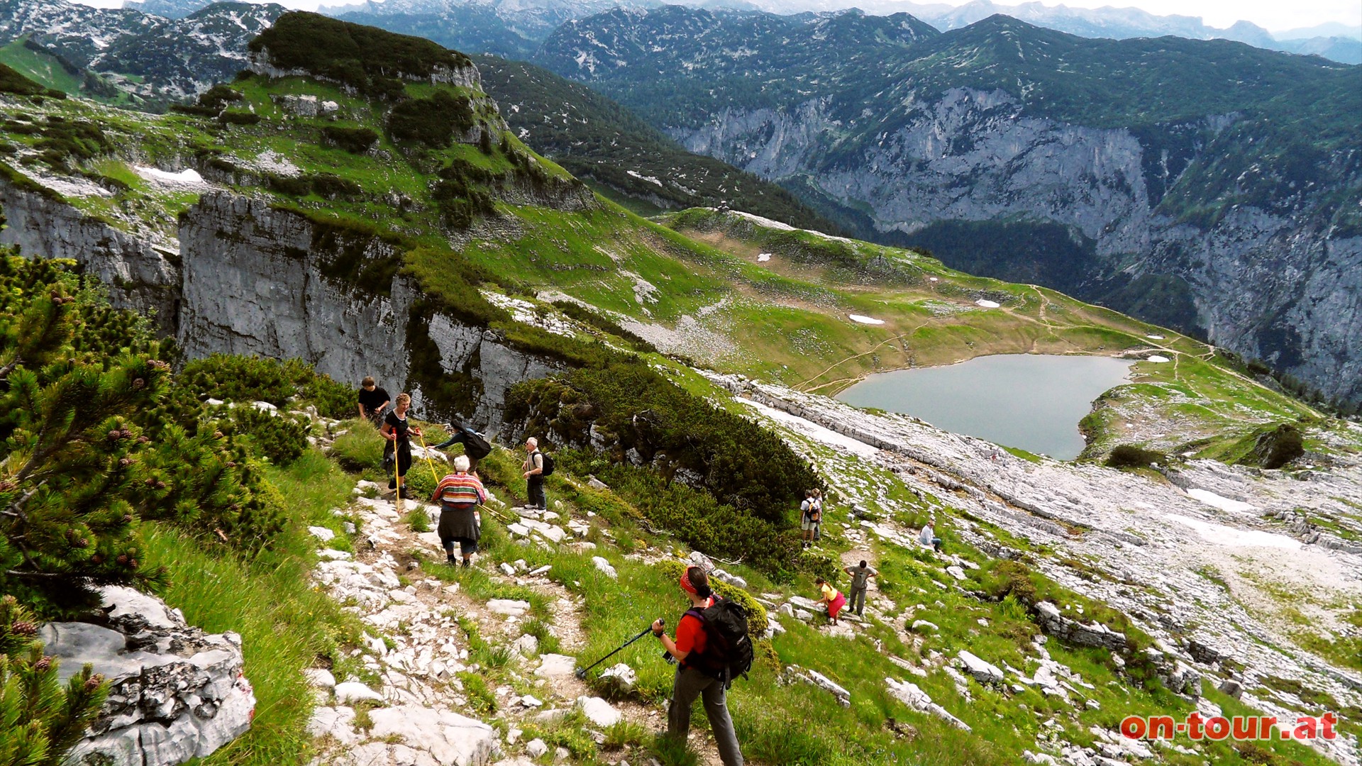 Weiter Richtung NO mit baldigem Sichtkontakt zum Augstsee.