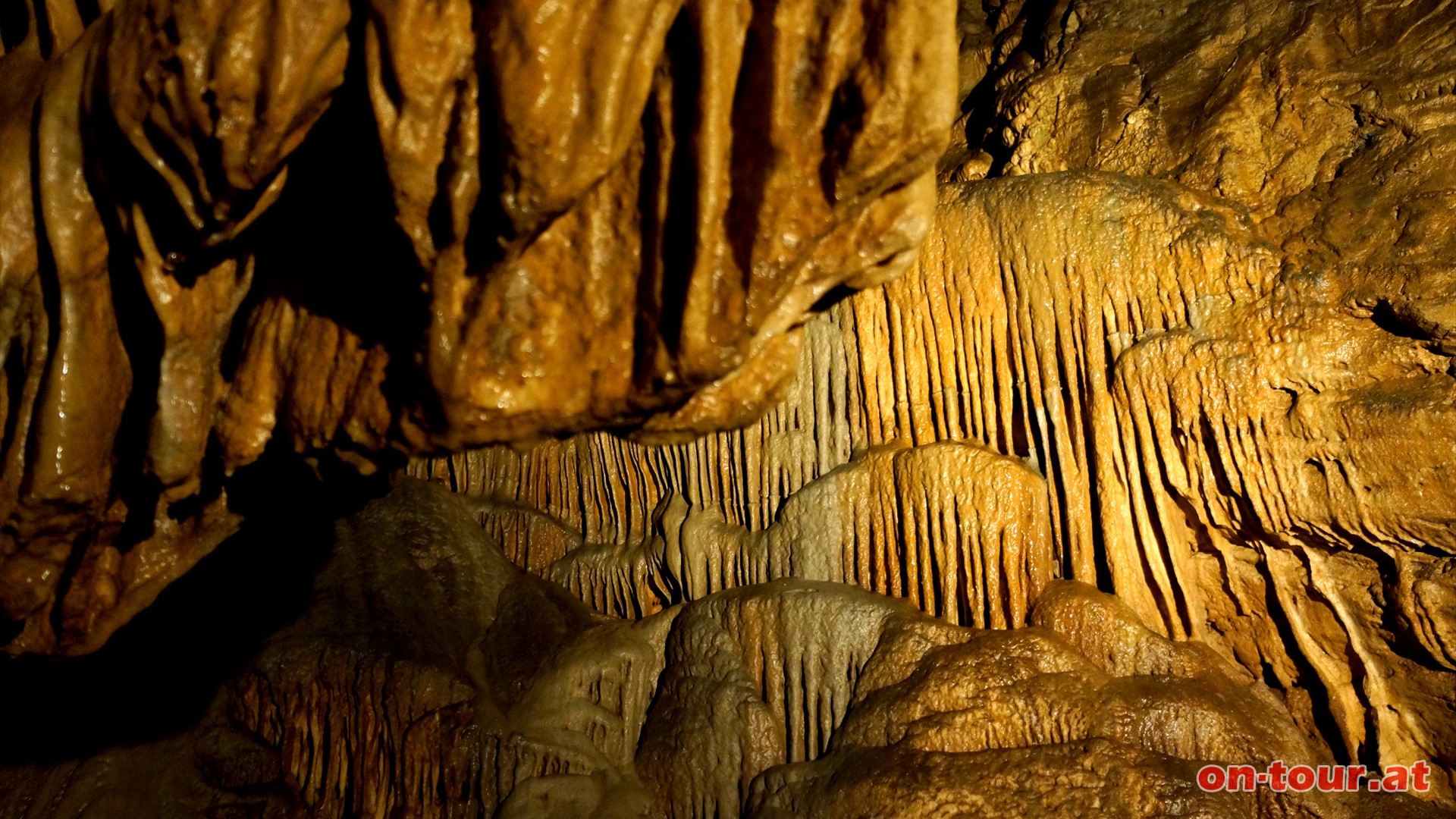 ber Millionen Jahre hinweg hat der Lurbach die Hhle geformt. Durch die Kalkablagerungen entstanden bizarre, fragile und mchtige Kunstwerke.