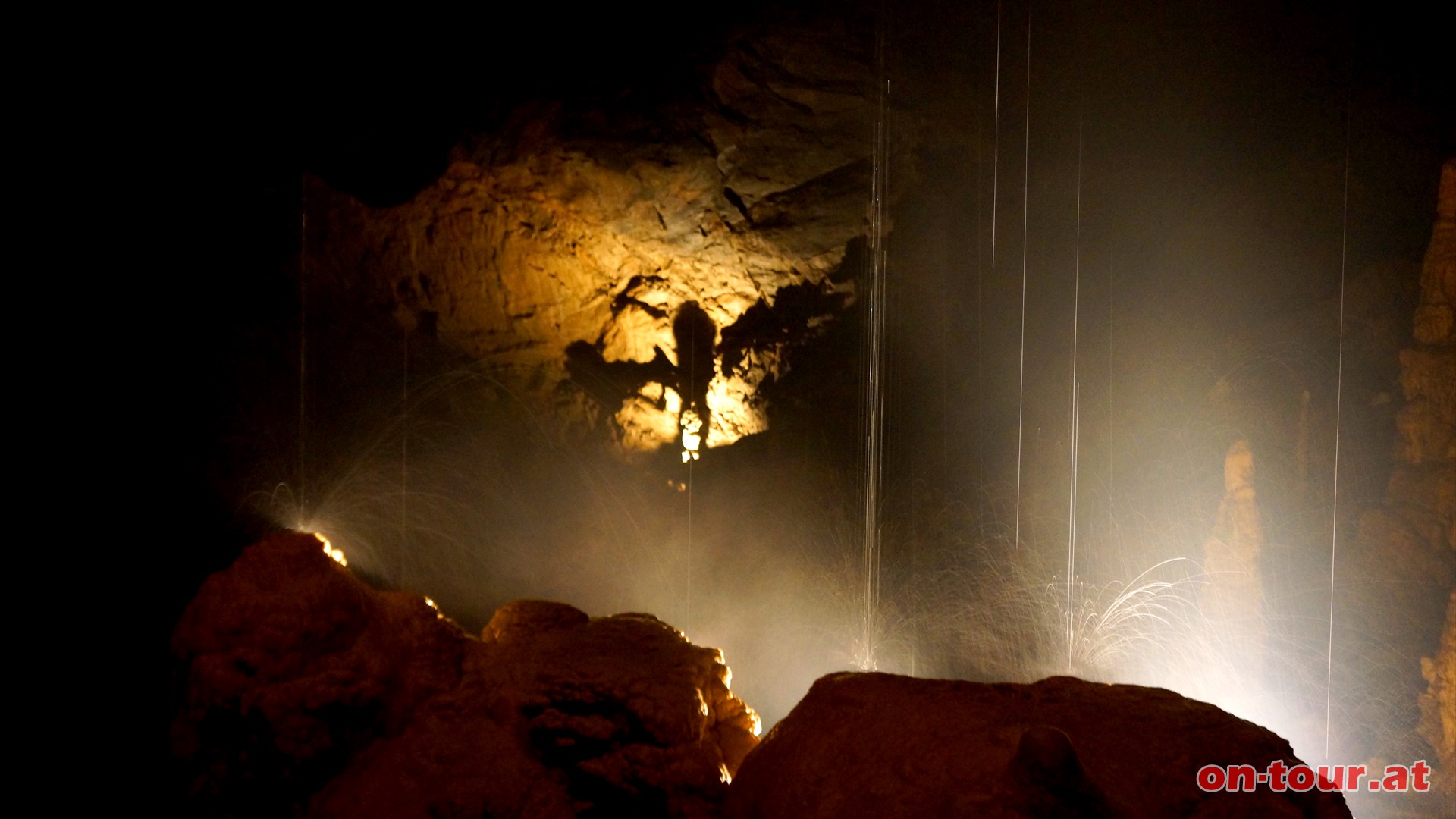 Das Element Wasser ist im gesamten Höhlensystem höchst präsent.