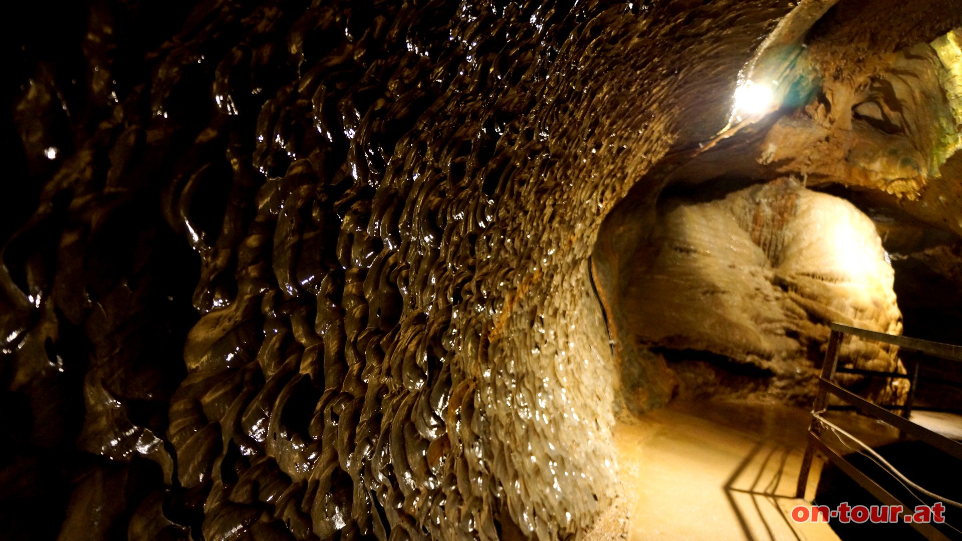 Die Höhlenwände sind nicht nur feucht, sondern auch mit außerordentlichen Formen und Mustern versehen. 