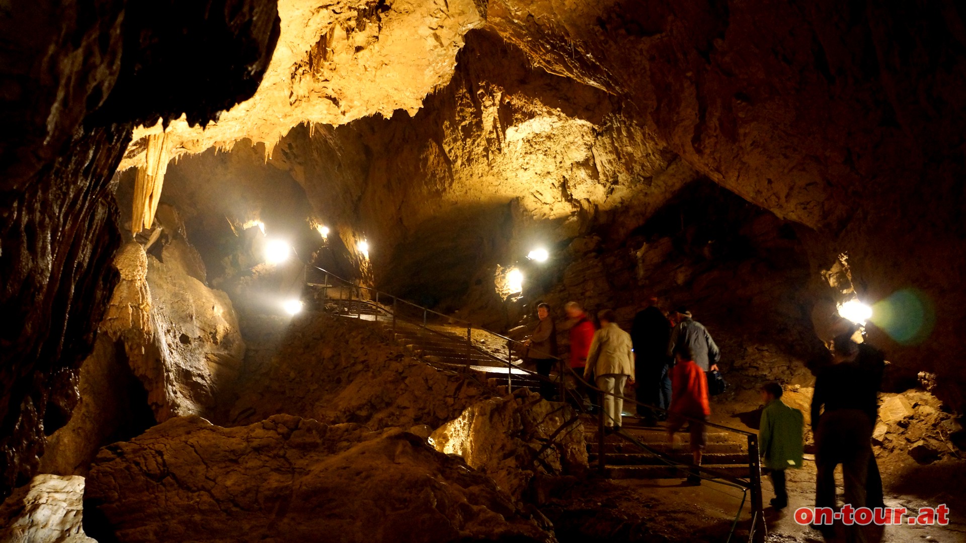 Gut ausgebaute Weganlagen und Steige ermöglichen eine komfortable Besichtigung der rund 2 km langen, von Semriach zu erreichenden, Höhlenanlage.